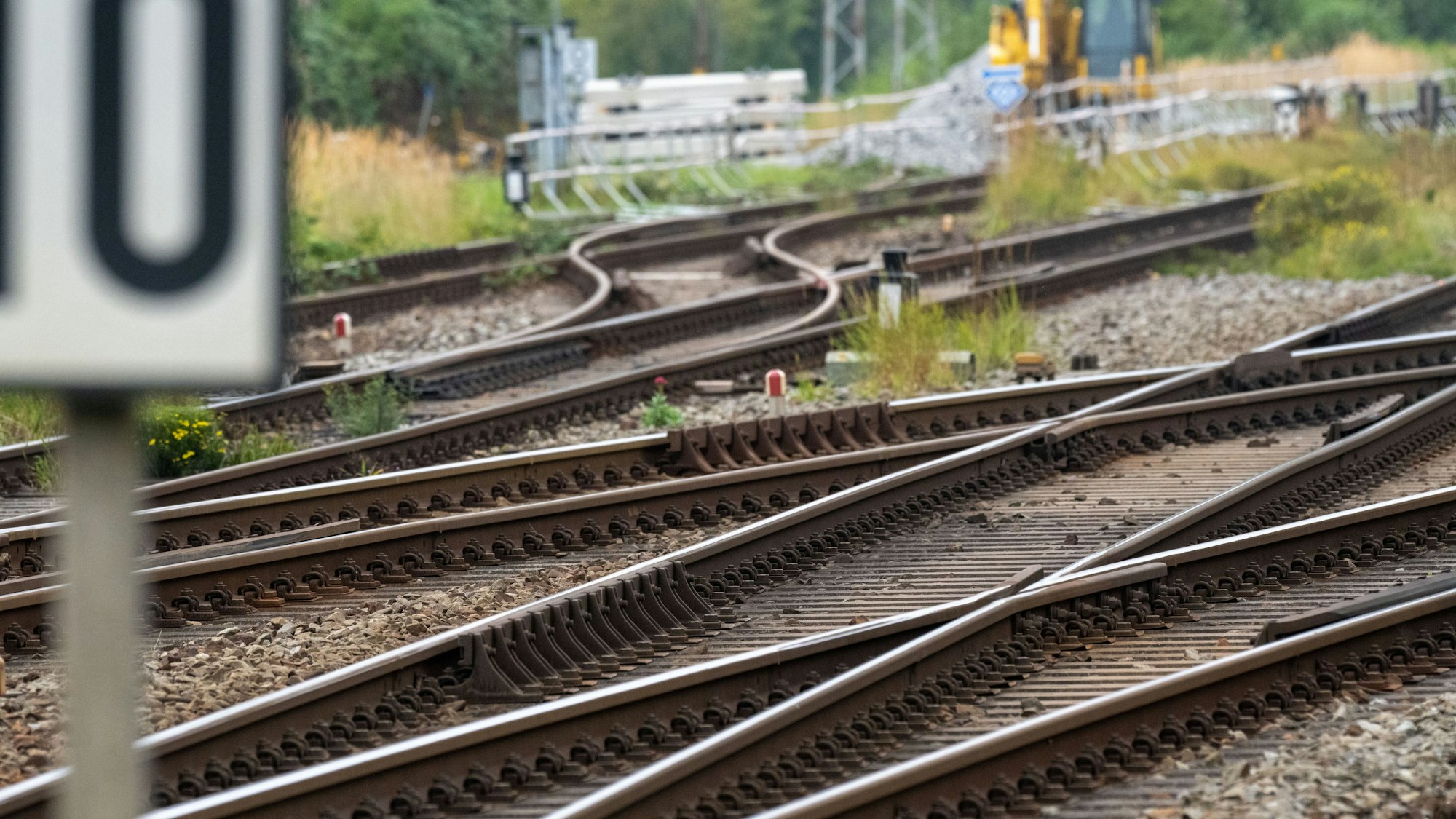 ARCHIV - 17.09.2024, Mecklenburg-Vorpommern, Stralsund: Blick auf die Bahngleise am Bahnhof Stralsund. In der Diskussion um das Rügener LNG-Terminal hatte der Bund einen schnelleren Bahnausbau in Vorpommern in Aussicht gestellt. (zu dpa: «Sonderzug von Rügen nach Berlin - Streckenausbau gefordert») Foto: Stefan Sauer/dpa +++ dpa-Bildfunk +++