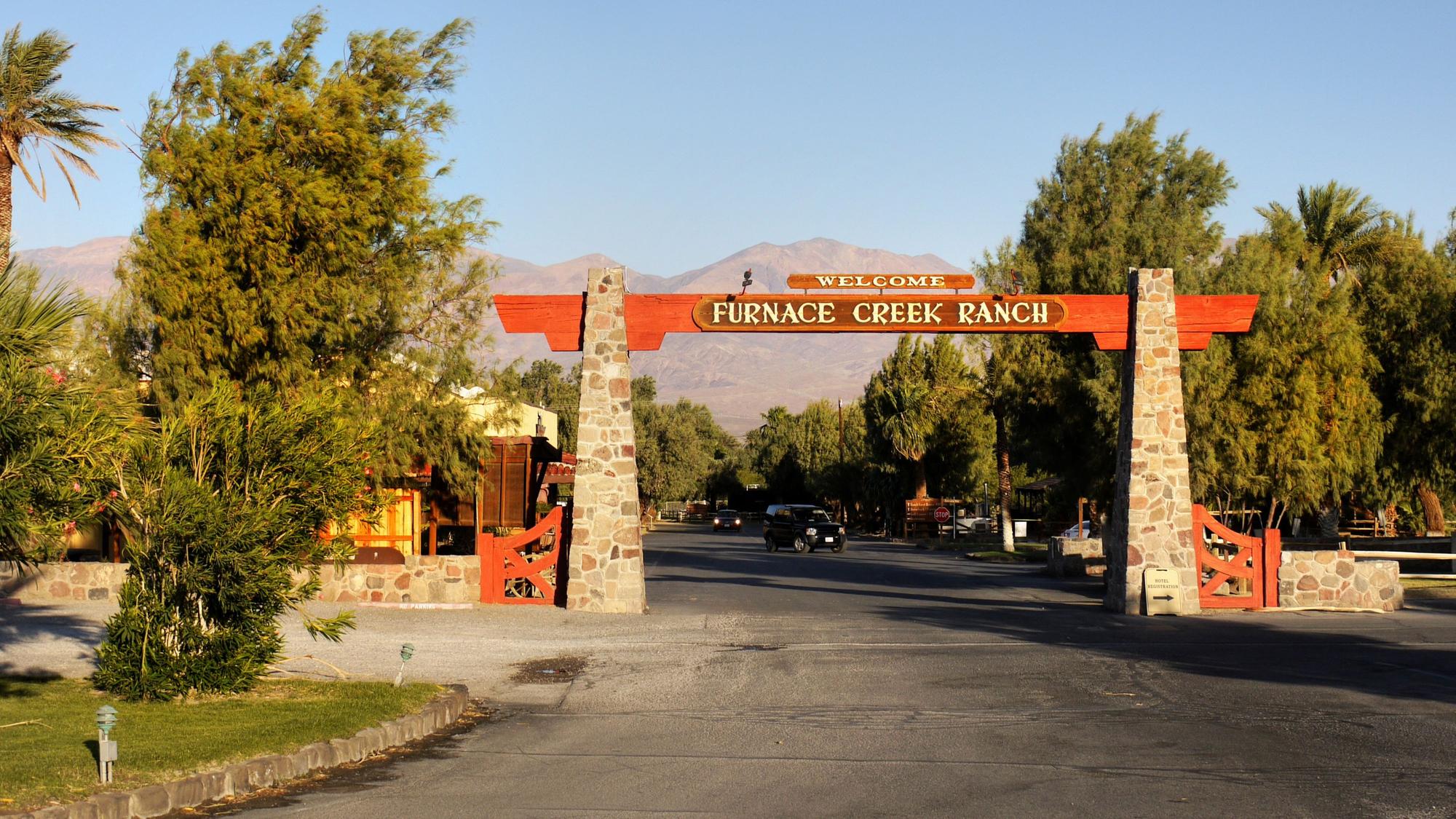 Einfahrt zum Furnace Creek Ranch im Death Valley National Park, Kalifornien.