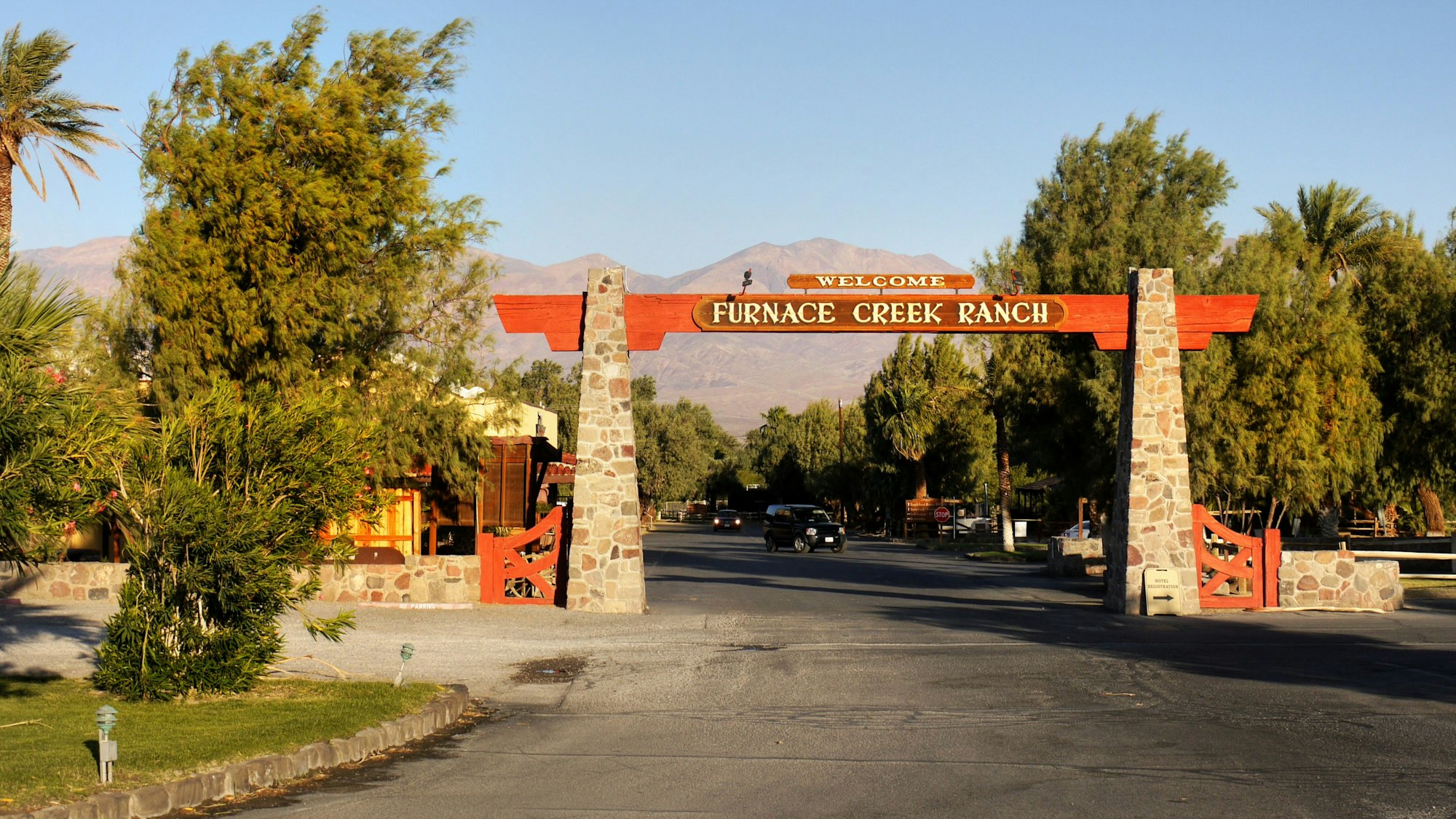 Einfahrt zum Furnace Creek Ranch im Death Valley National Park, Kalifornien.
