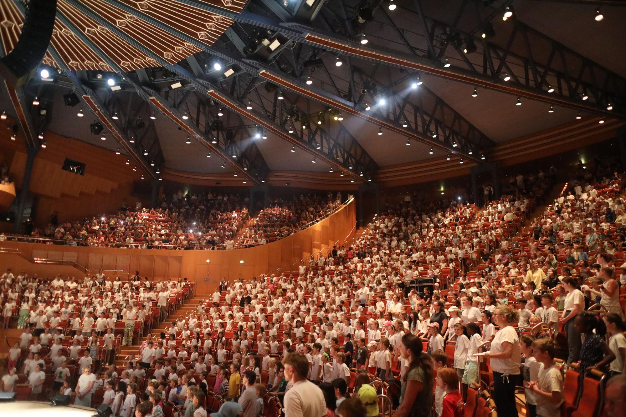 Die Besucherränge der Kölner Philharmonie sind übersät mit Kölner Grundschulkindern.