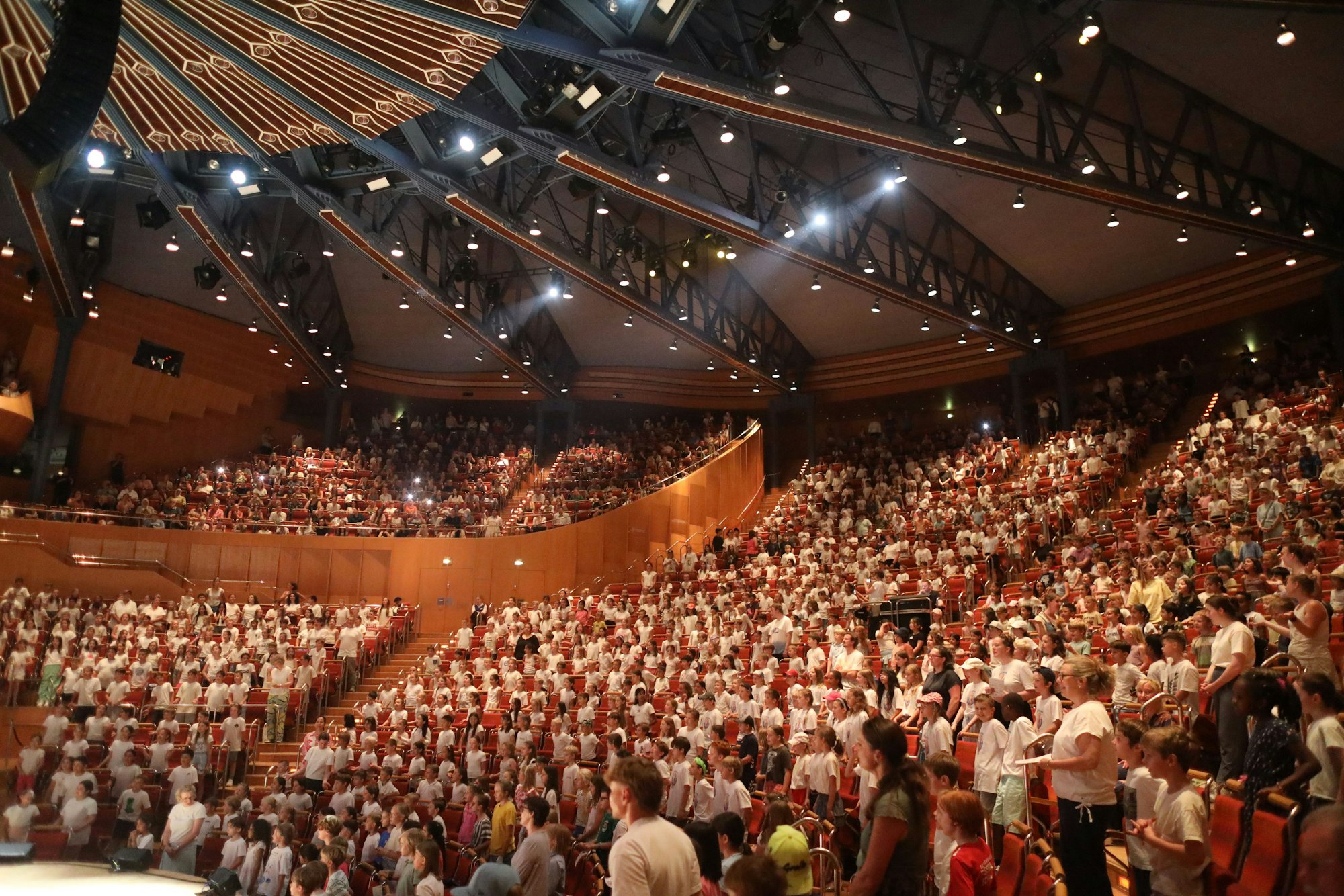Die Besucherränge der Kölner Philharmonie sind übersät mit Kölner Grundschulkindern.