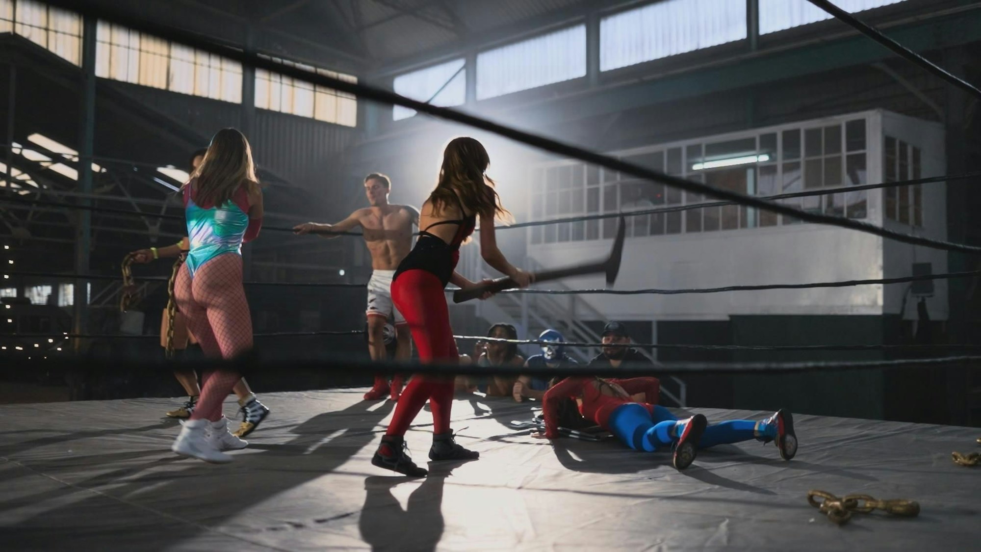 Beim Wrestling geht es in Folge drei drunter und drüber. Ein Boxring ist zu sehen, Frauen und Männer kämpfen darin.
