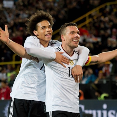 Leroy Sane (GER) und Lukas Podolski (GER) jubeln gemeinsam.