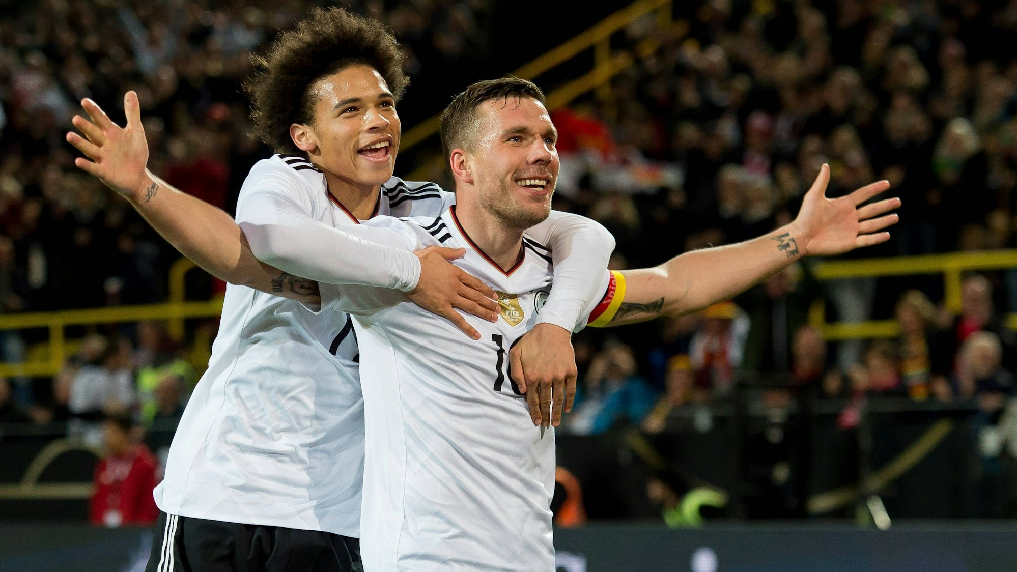 Leroy Sane (GER) und Lukas Podolski (GER) jubeln gemeinsam.