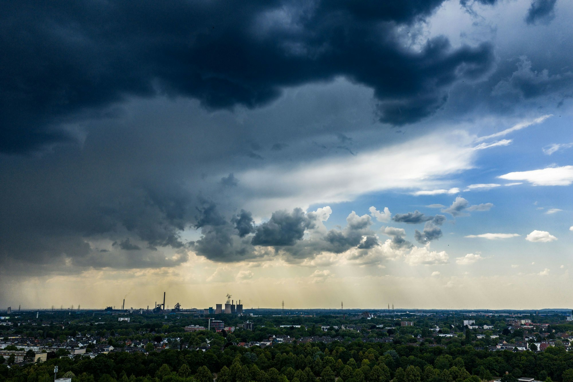 Dunkle Gewitterwolken über dem Duisburger Süden mit Blickrichtung Krefeld.