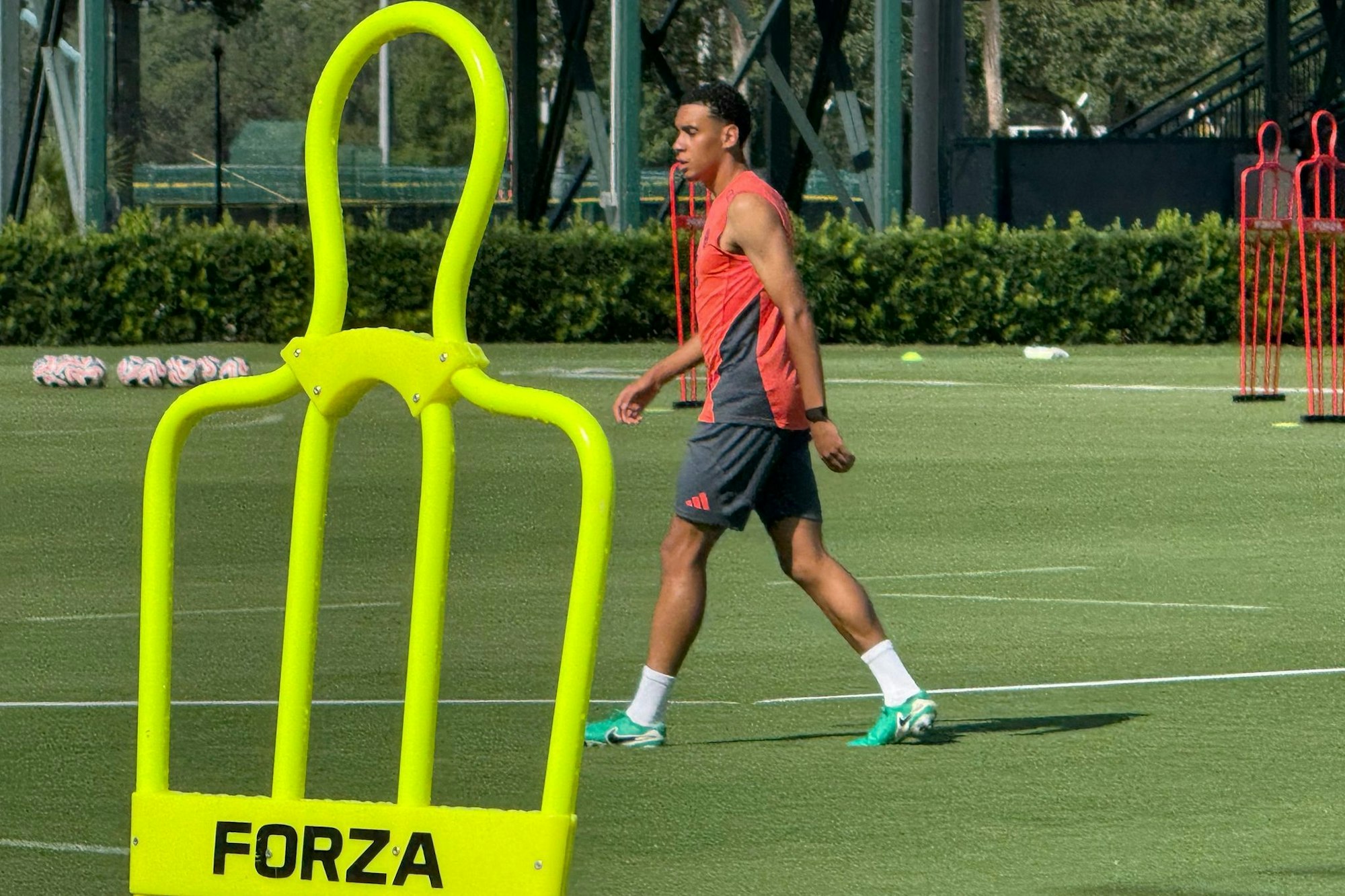 Zeit für die Startelf: Jamal Musiala im Muskelshirt auf dem Trainingsplatz.
