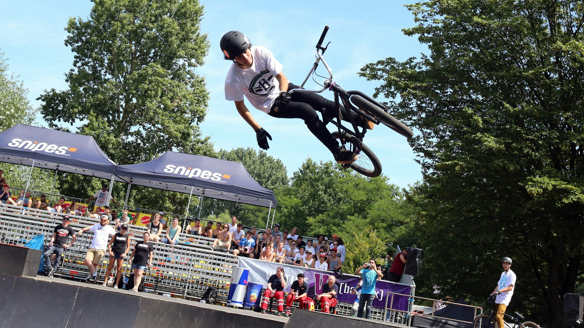 BMX Cologne im Jugendpark
2014. Ein junger Mann macht einen Sprung in der Rampe.