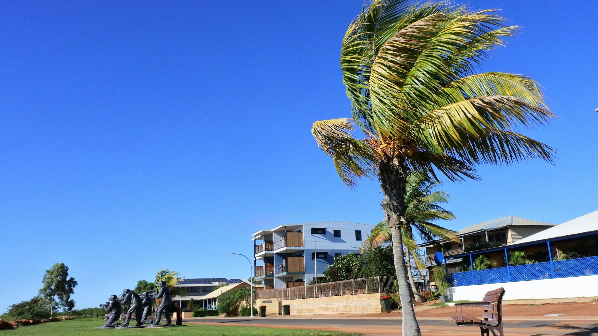 Landschaftsansicht der Küstenstadt Onslow am Wasser in Westaustralien.
