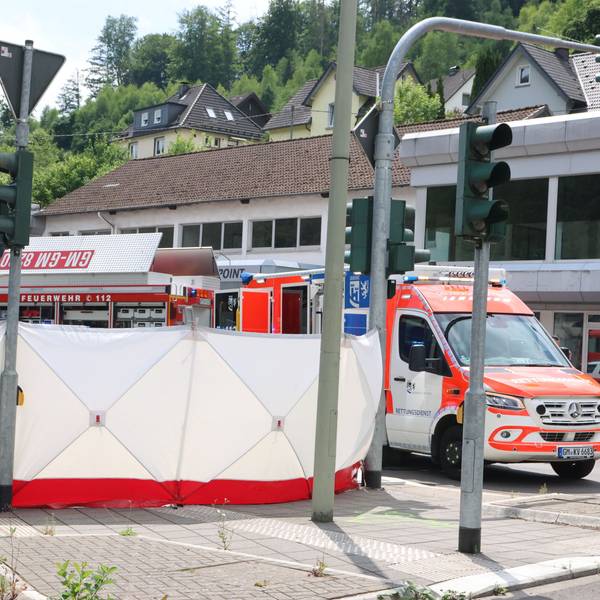 Einsatzfahrzeuge neben einem Sichtschutz.