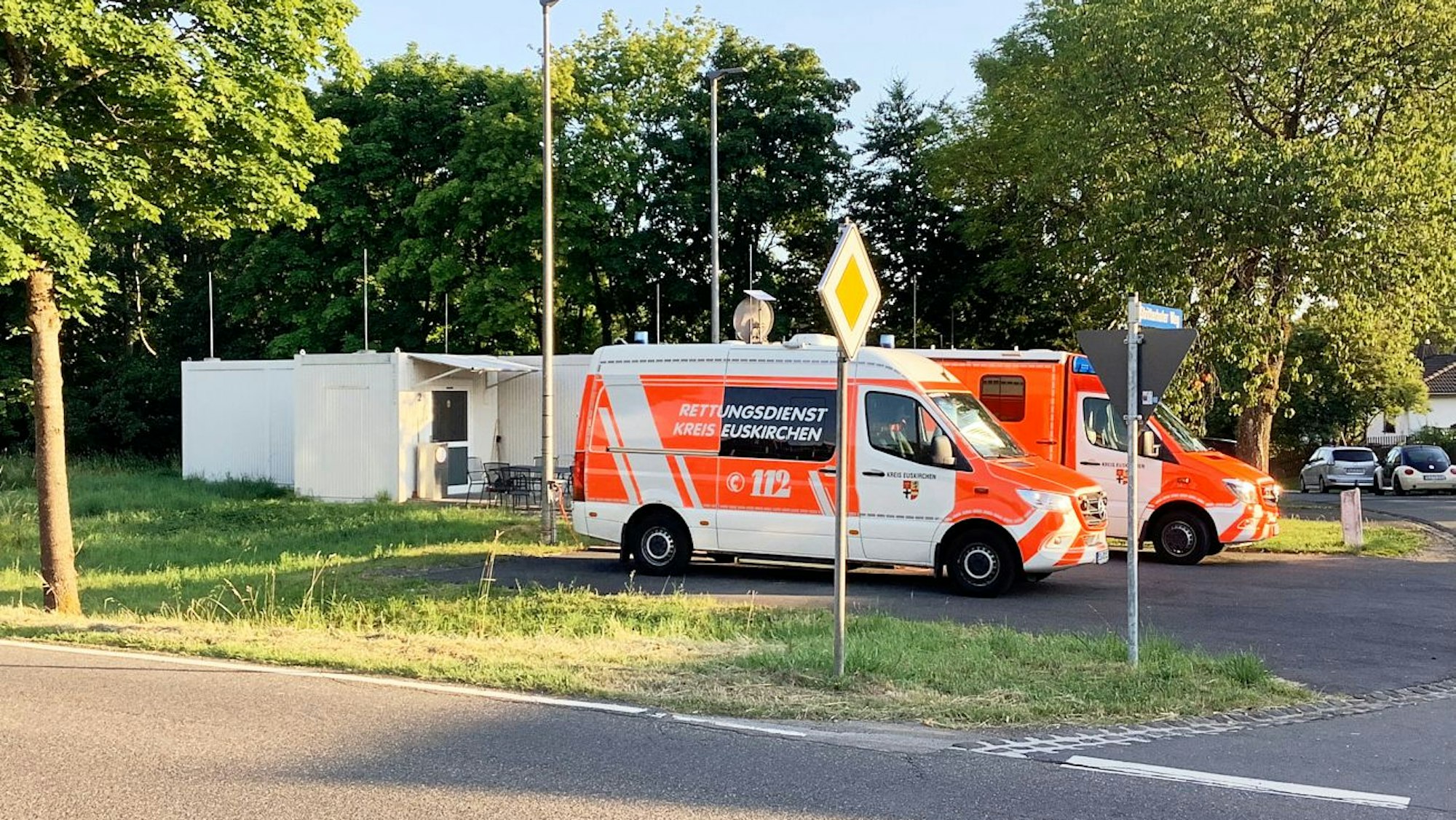 Zwei Fahrzeuge des Rettungsdienstes im Kreis Euskirchen stehen vor der Wache in Nettersheim-Marmagen, die in Containern untergebracht ist.