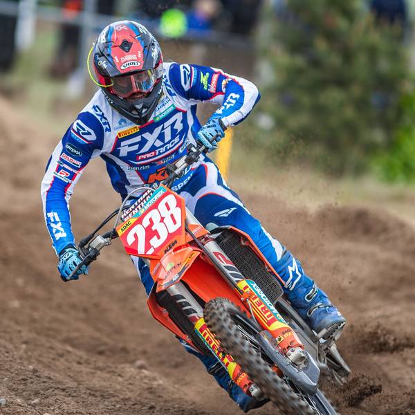 Zu sehen ist ein Motocross-Fahrer der durch den Schlamm fährt.
