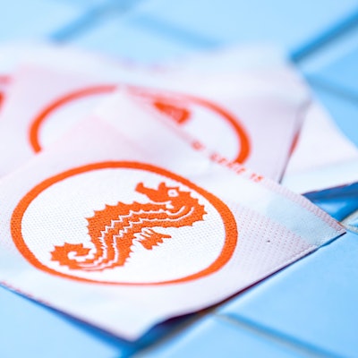 ARCHIV - 29.07.2021, Berlin: Abzeichen des Schwimm-Anfängerzeugnis "Seepferdchen". (zu dpa: «Seepferdchen-Gutscheine werden nur zögerlich angenommen»)