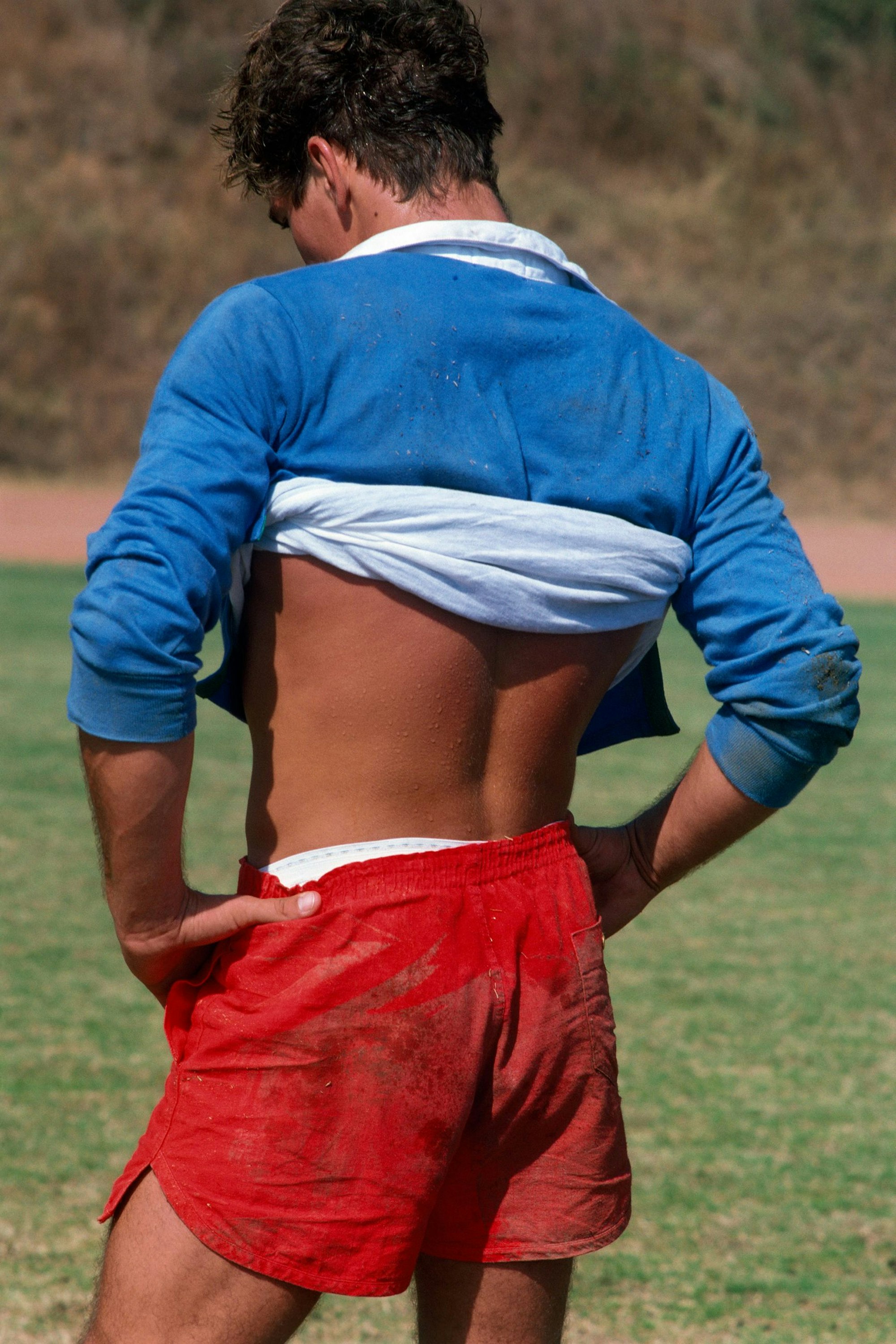 Ein Sportler zeigt seinen entblößten Rücken.