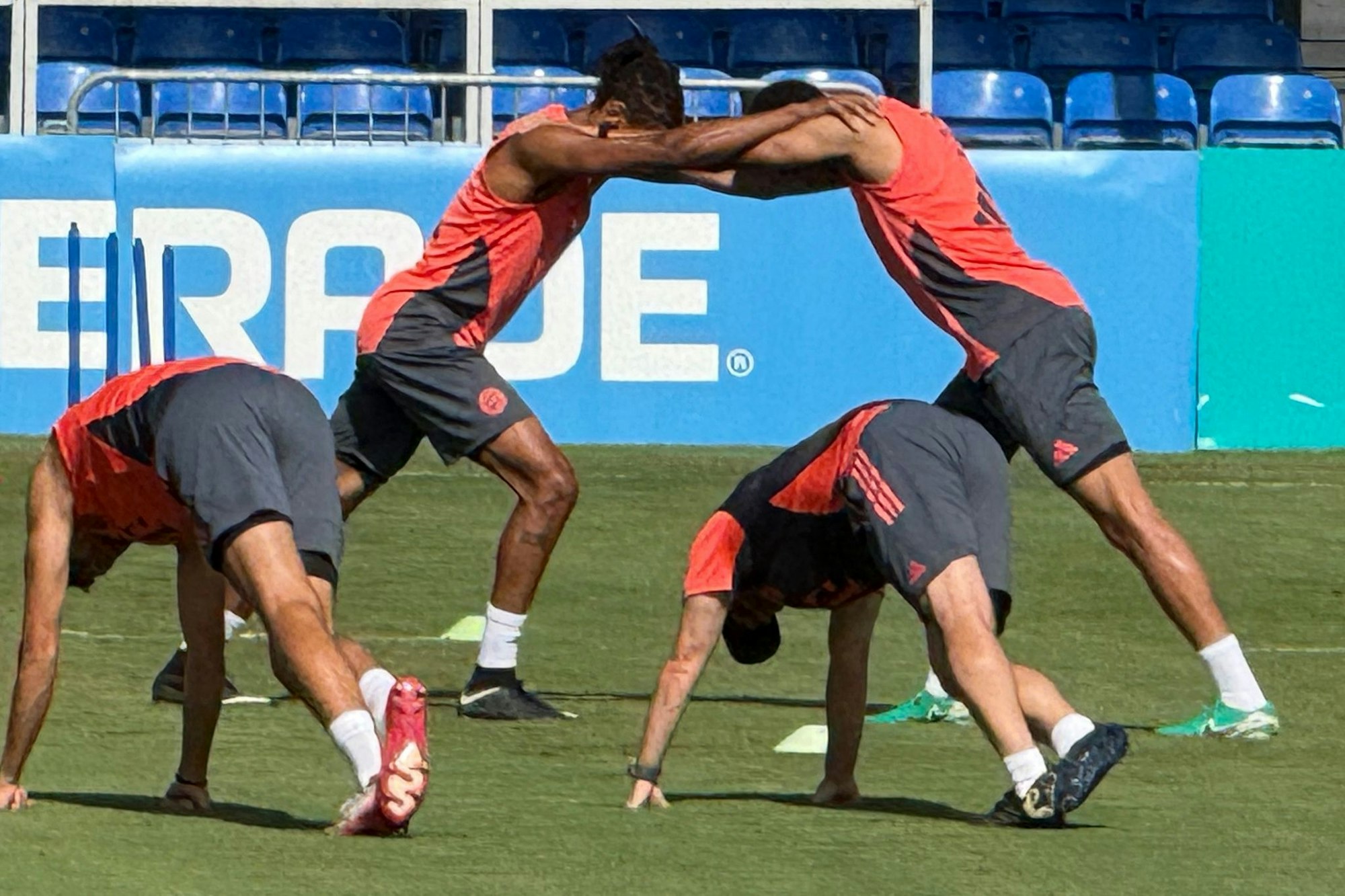 Vorbereitung auf PSG: Jamal Musiala (rechts stehend) bei einer Trainingsübung mit Offensiv-Kollege Michael Olise.