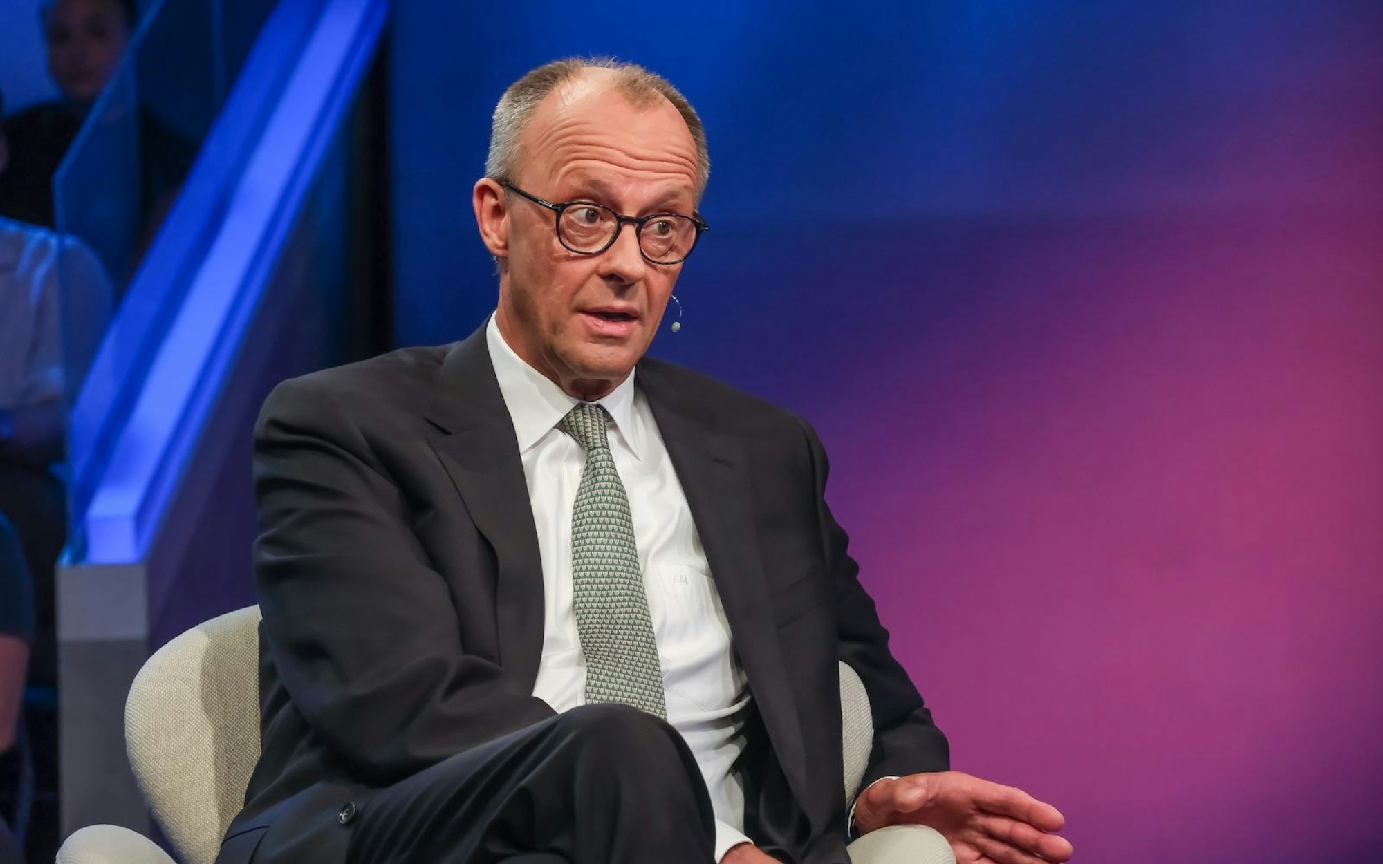 Friedrich Merz hat „natürlich schon mehr vor, als nur Krise zu managen“. (Bild: WDR/Oliver Ziebe)