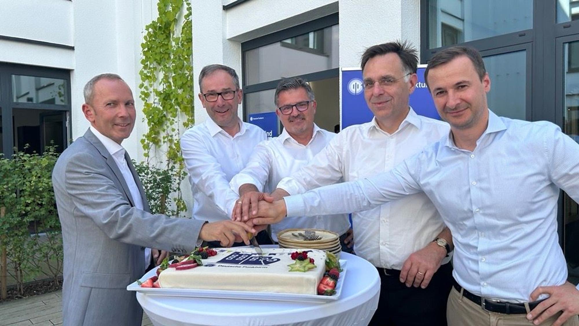 Wirtschaftsförderer Markus Märtens mit Bruno Jacobfeuerborn, dem Vorsitzenden der Geschäftsführung der Deutschen Funkturm, und seinen Kollegen Thomas Ried, Samuel Tomic und Philipp Pohlmann