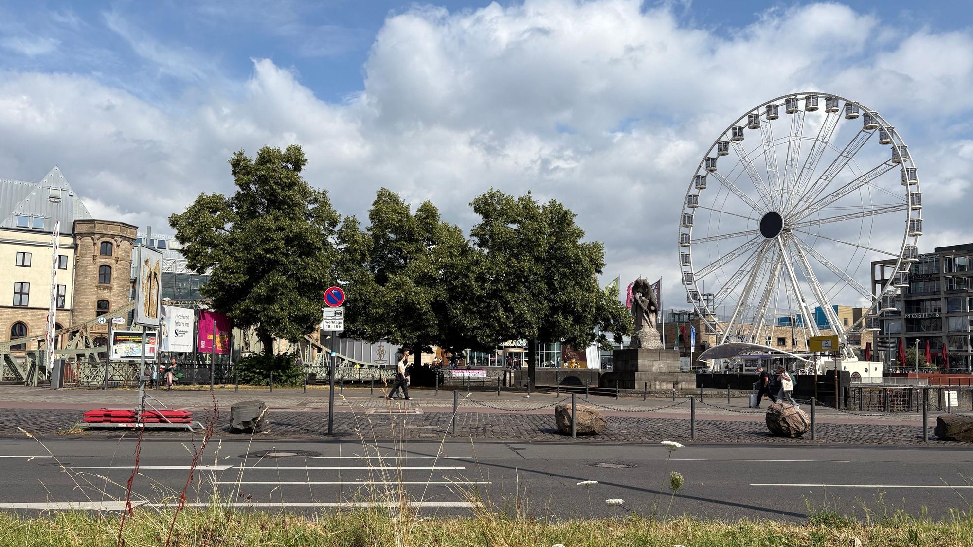 Der Platz vor dem Schokoladenmuseum mit Riesenrad.