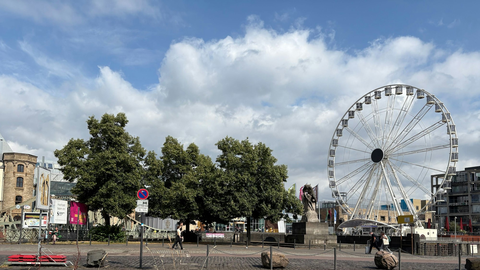 Schokoladenmuseum mit Riesenrad in Köln im Sommer 2025.
