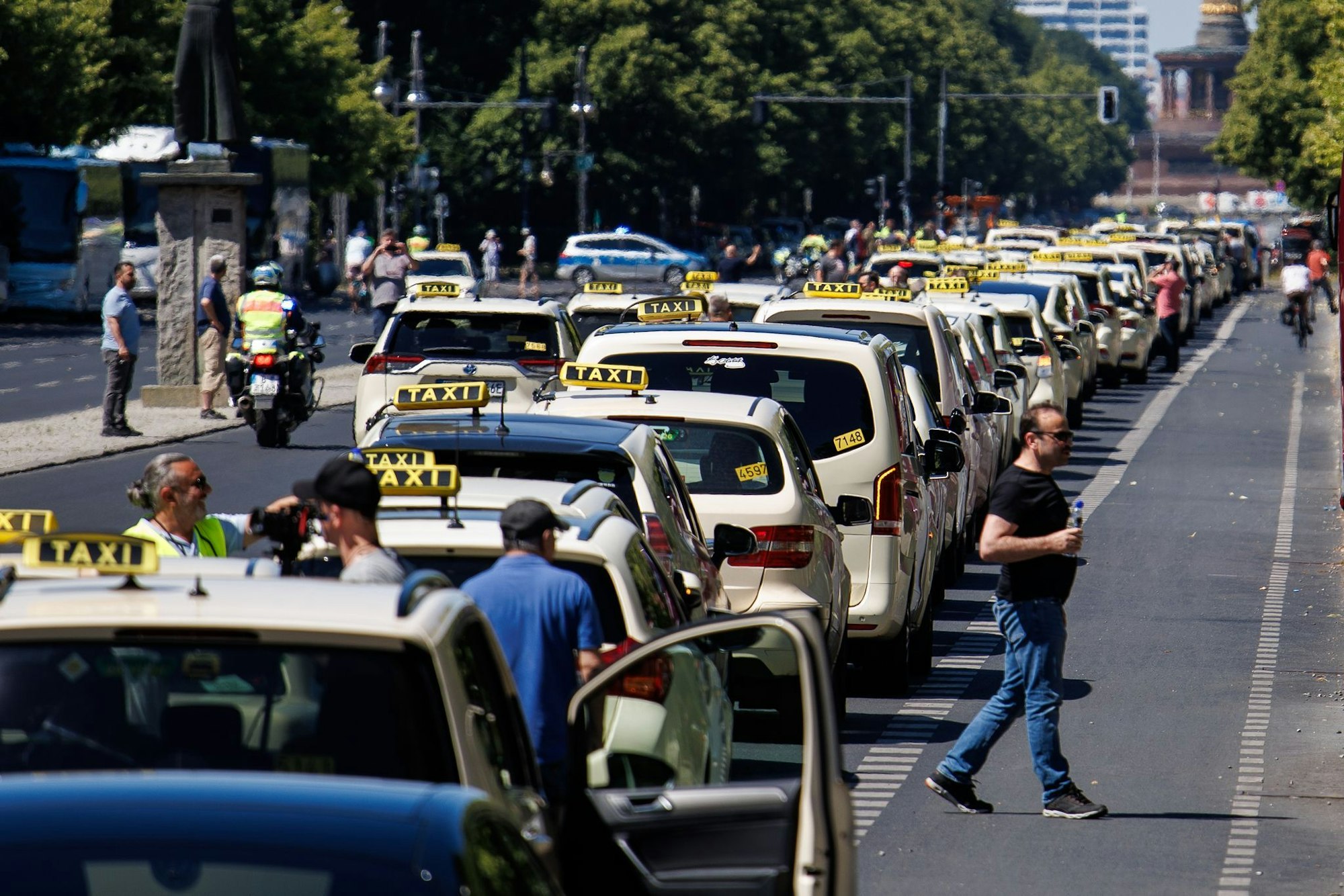 Allein in Berlin demonstrierten Hunderte Taxi-Fahrer für Mindestpreise für die Konkurrenz von Uber und Co.