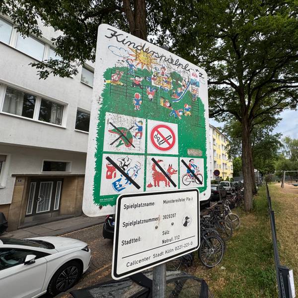 Ein Schild mit der Aufschrift Spielplatz ist auf dem Kinderspielplatz Münstereifeler Platz.