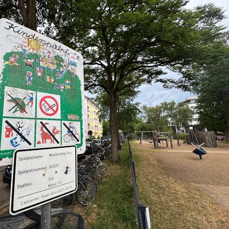 Ein Schild mit der Aufschrift Spielplatz ist auf dem Kinderspielplatz Münstereifeler Platz.