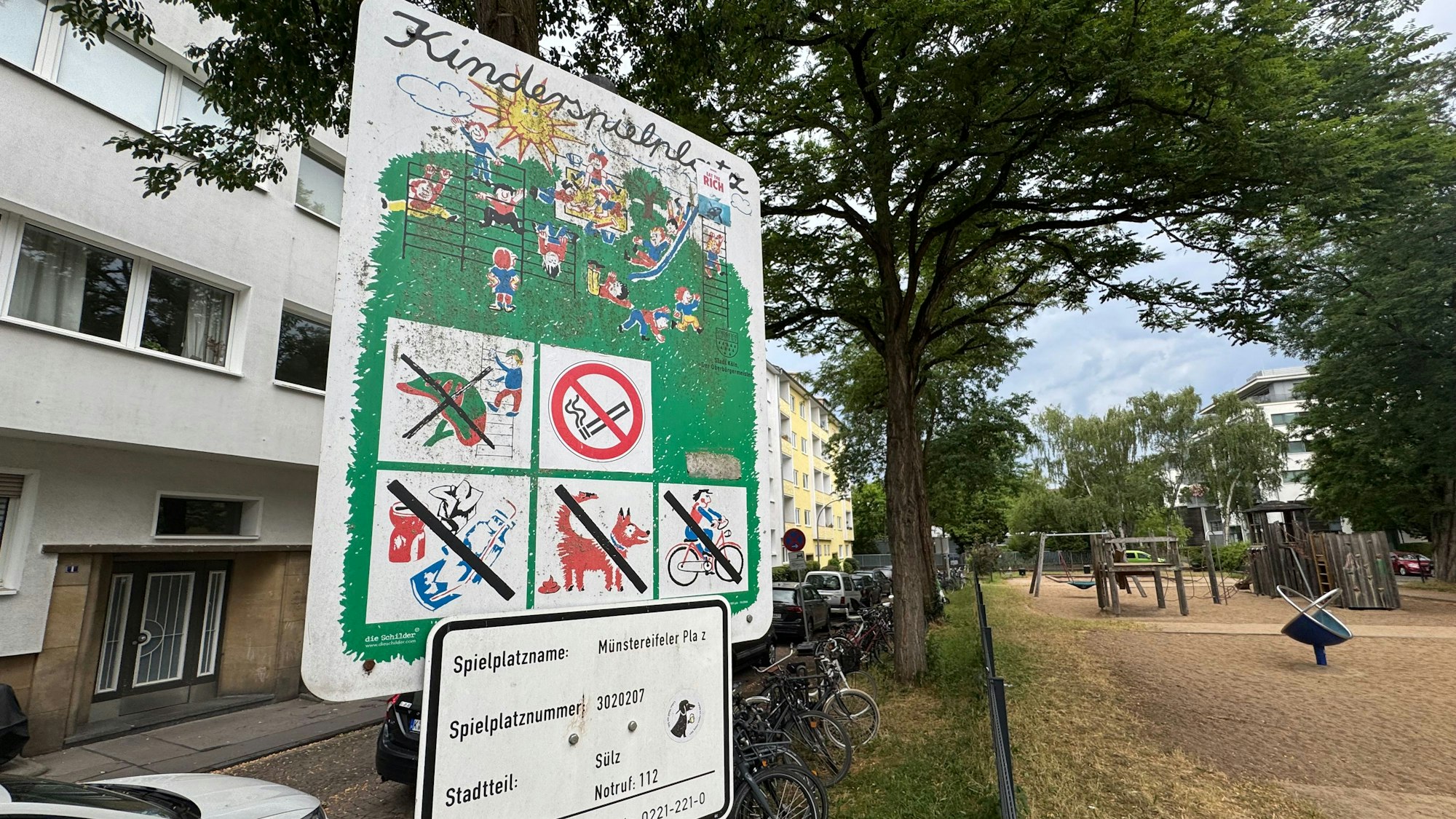 Ein Schild mit der Aufschrift Spielplatz ist auf dem Kinderspielplatz Münstereifeler Platz.