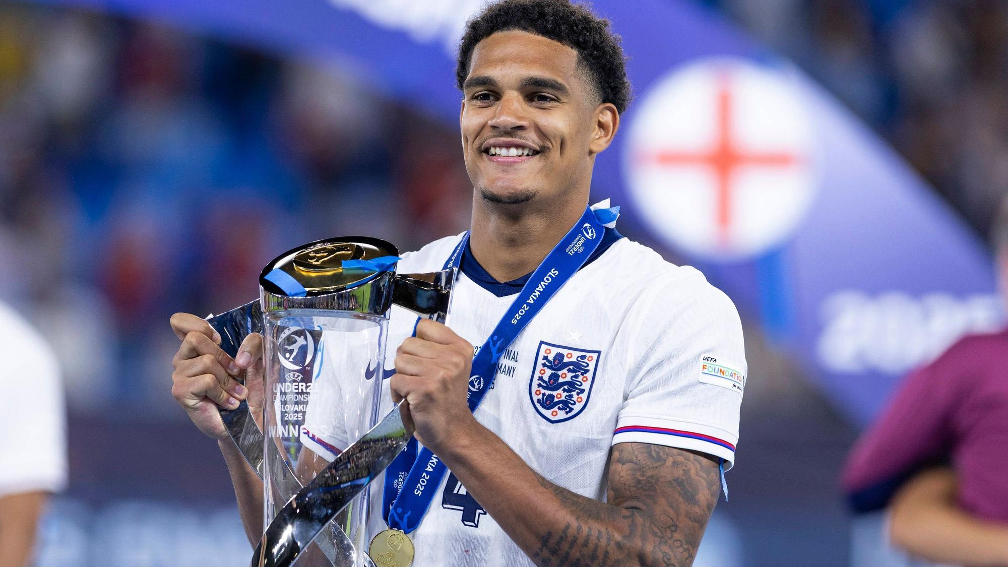 UEFA U21, U 21 Europameisterschaft, Finale: England - Deutschland 28.06.2025 Jarell Quansah England, 4 mit Pokal bei der UEFA U21-Europameisterschaft im Finalspiel England - Deutschland, am 28.06.2025, National Football Stadium, Bratislava, Slowakei *** UEFA U21 European Championship, final England Germany 28 06 2025 Jarell Quansah England, 4 with trophy at the UEFA U21 European Championship final England Germany, on 28 06 2025, National Football Stadium, Bratislava, Slovakia Copyright: xBEAUTIFULxSPORTS/Meuselx