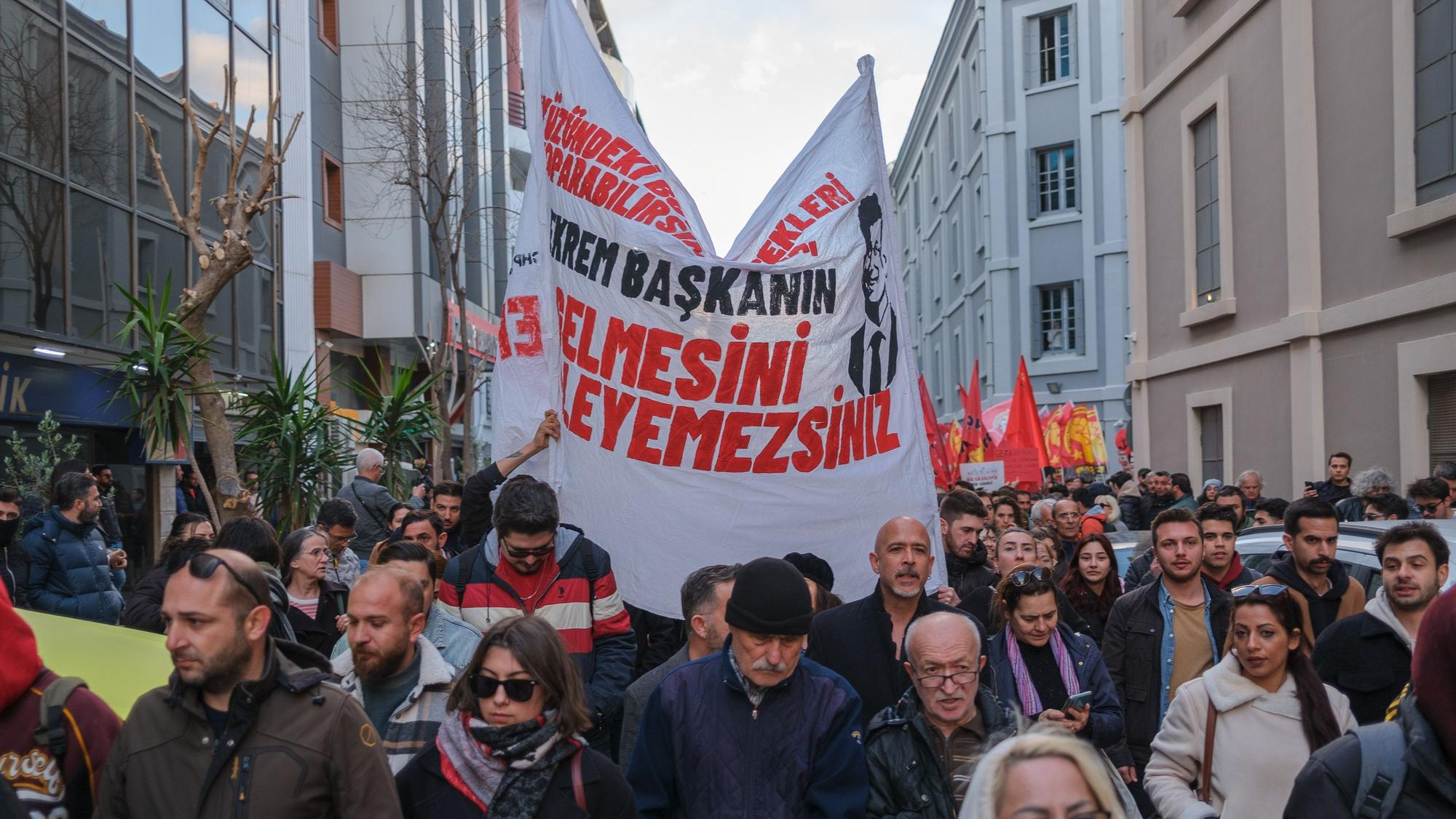 Menschen protestieren nach der Festnahme des Istanbuler Bürgermeisters Imamoglu.
