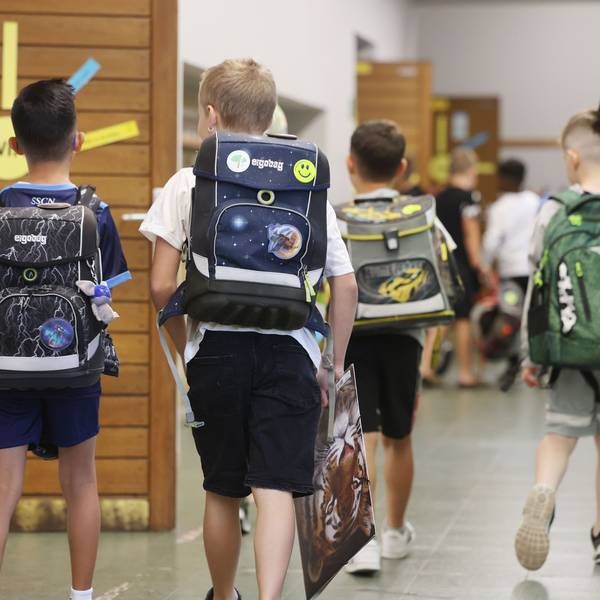 ARCHIV - 10.08.2022, Nordrhein-Westfalen, Aachen: Schüler kommen am Morgen in einer Grundschule zum Unterricht. (zu dpa: «NRW erhöht Zahl der Lernstandserhebungen an Schulen») Foto: Oliver Berg/dpa