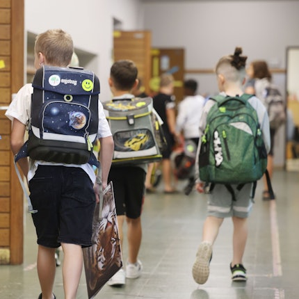 ARCHIV - 10.08.2022, Nordrhein-Westfalen, Aachen: Schüler kommen am Morgen in einer Grundschule zum Unterricht. (zu dpa: «NRW erhöht Zahl der Lernstandserhebungen an Schulen») Foto: Oliver Berg/dpa