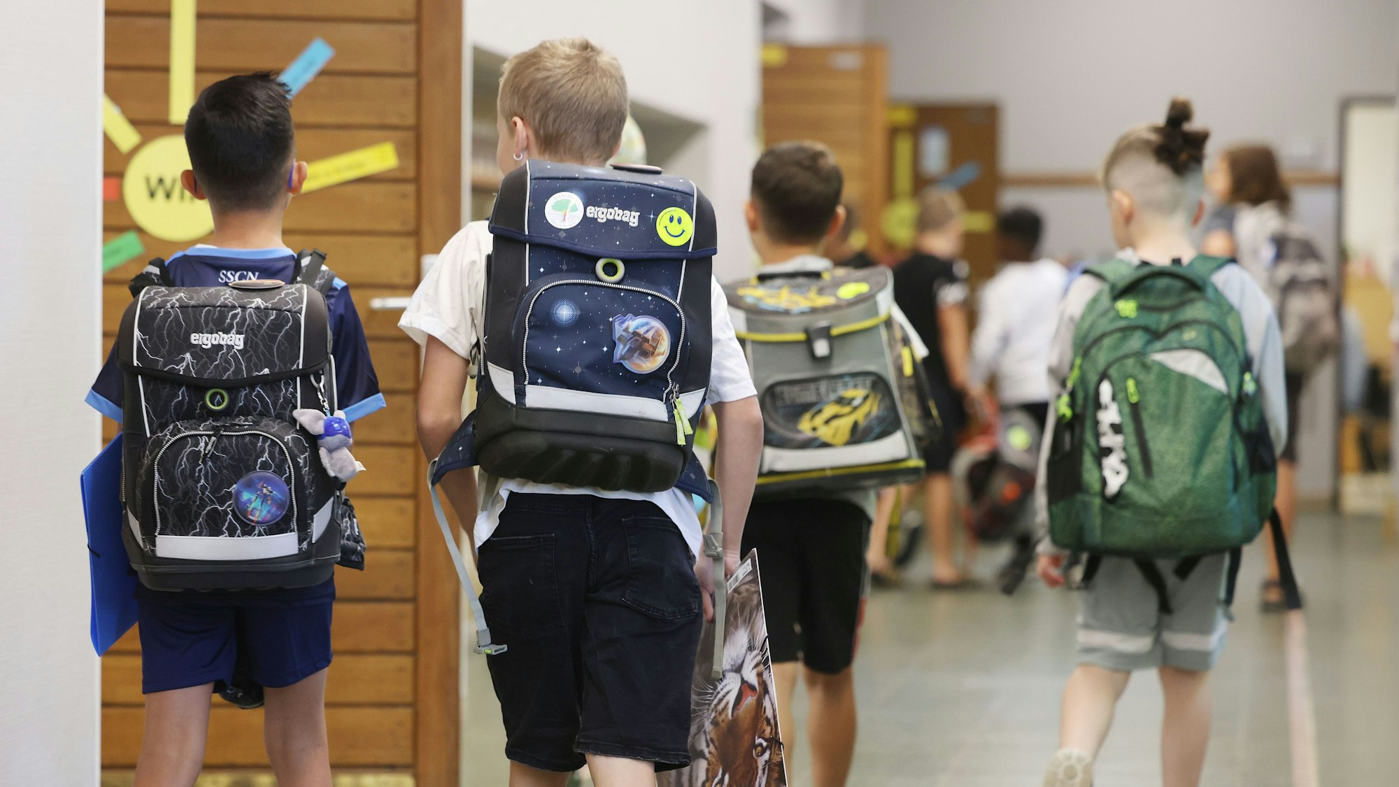 ARCHIV - 10.08.2022, Nordrhein-Westfalen, Aachen: Schüler kommen am Morgen in einer Grundschule zum Unterricht. (zu dpa: «NRW erhöht Zahl der Lernstandserhebungen an Schulen») Foto: Oliver Berg/dpa