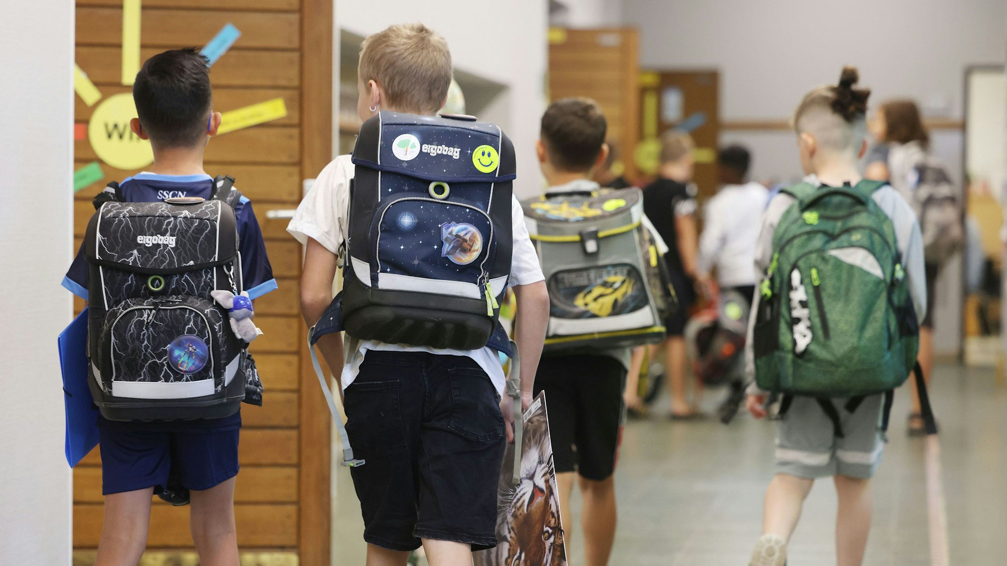 Schüler kommen am Morgen in einer Grundschule zum Unterricht.