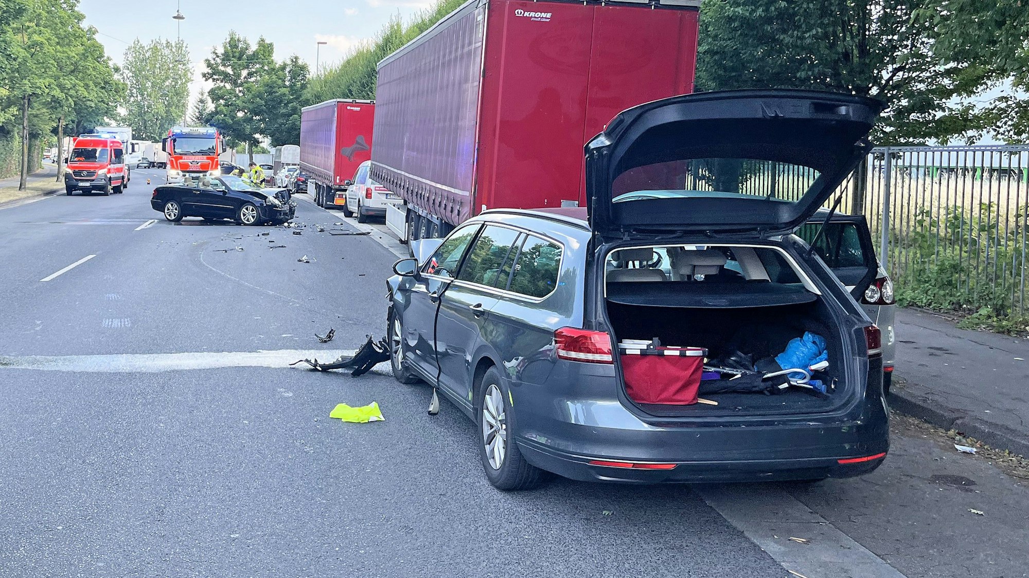 Die beiden Fahrzeuge sind frontal zusammengestoßen und wurden stark beschädigt. Drei Menschen wurden schwer verletzt.