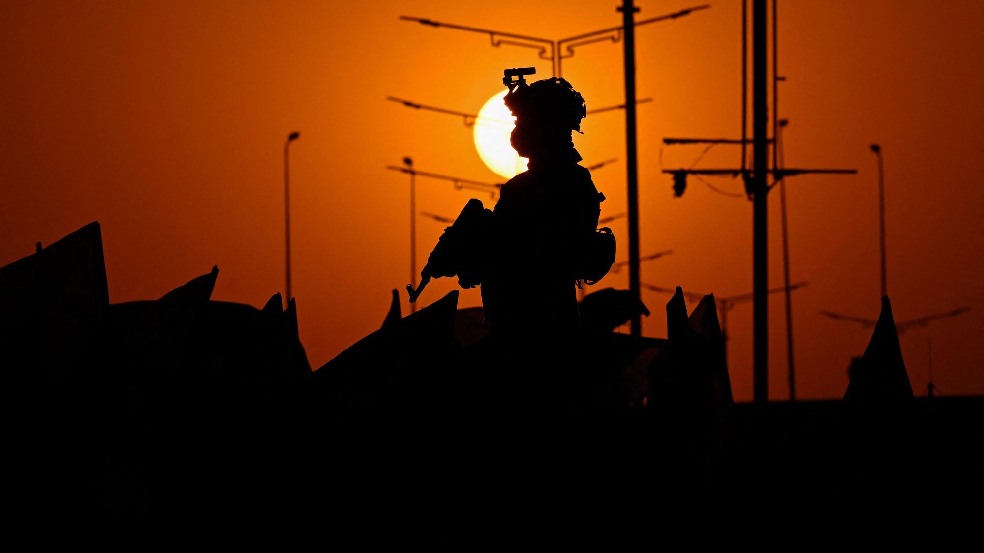 Ein irakischer Soldat steht während der Feierlichkeiten zum Waffenstillstand zwischen Israel und Iran in der südirakischen Stadt Basra Wache.