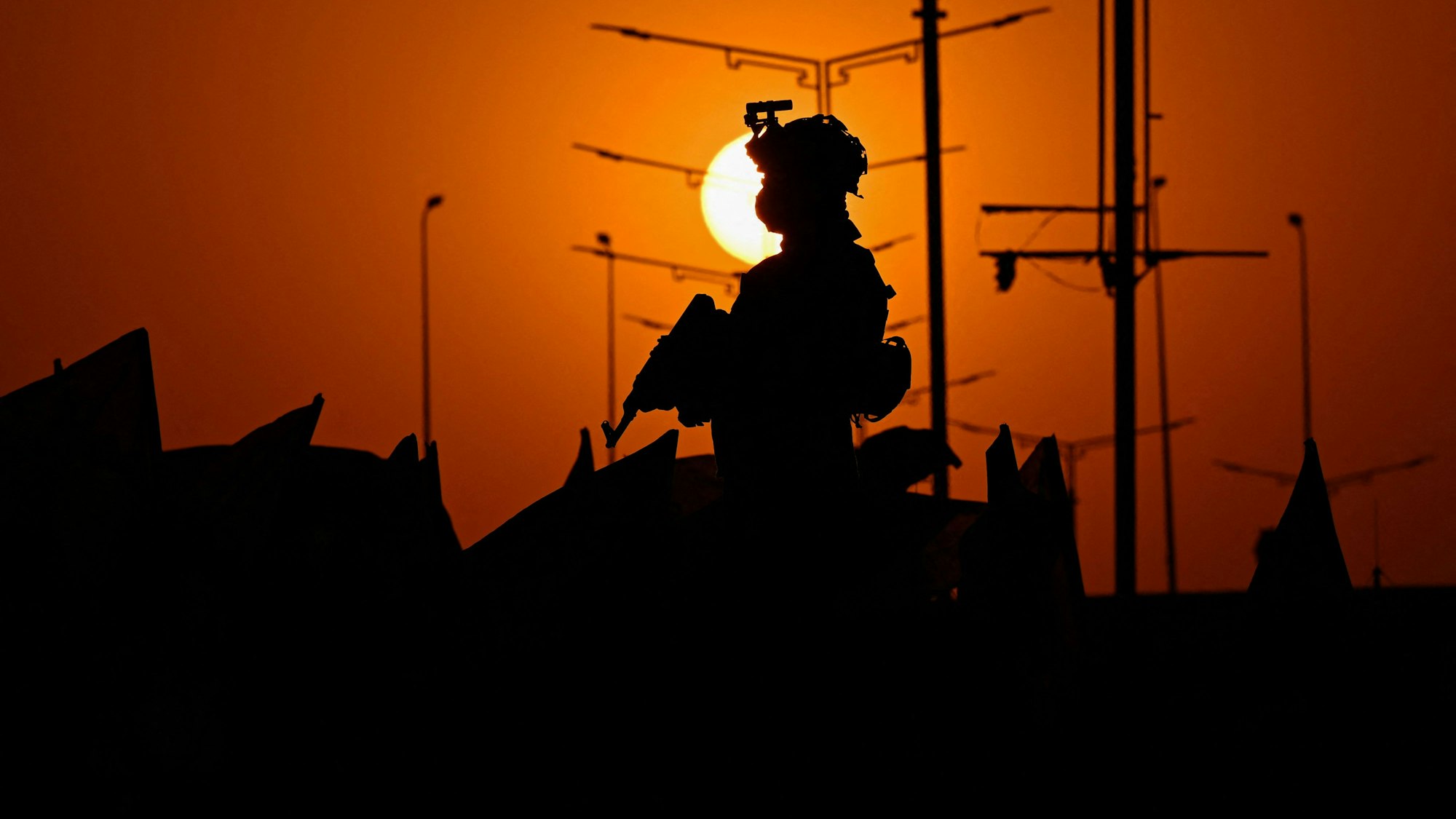 Ein irakischer Soldat steht während der Feierlichkeiten zum Waffenstillstand zwischen Israel und Iran in der südirakischen Stadt Basra Wache.