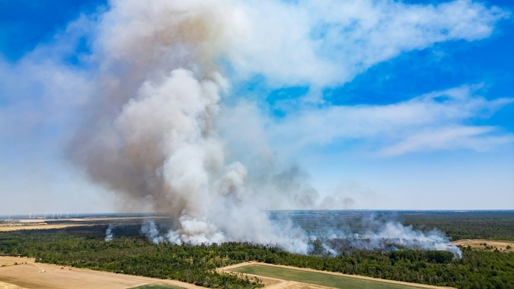 Das Bild zeigt einen Wald- und Vegetationsbrand in der Gohrischheide im Landkreis Meißen in der Nähe von dem sächsischen Ort Zeithain. Foto: Robert Michael/dpa