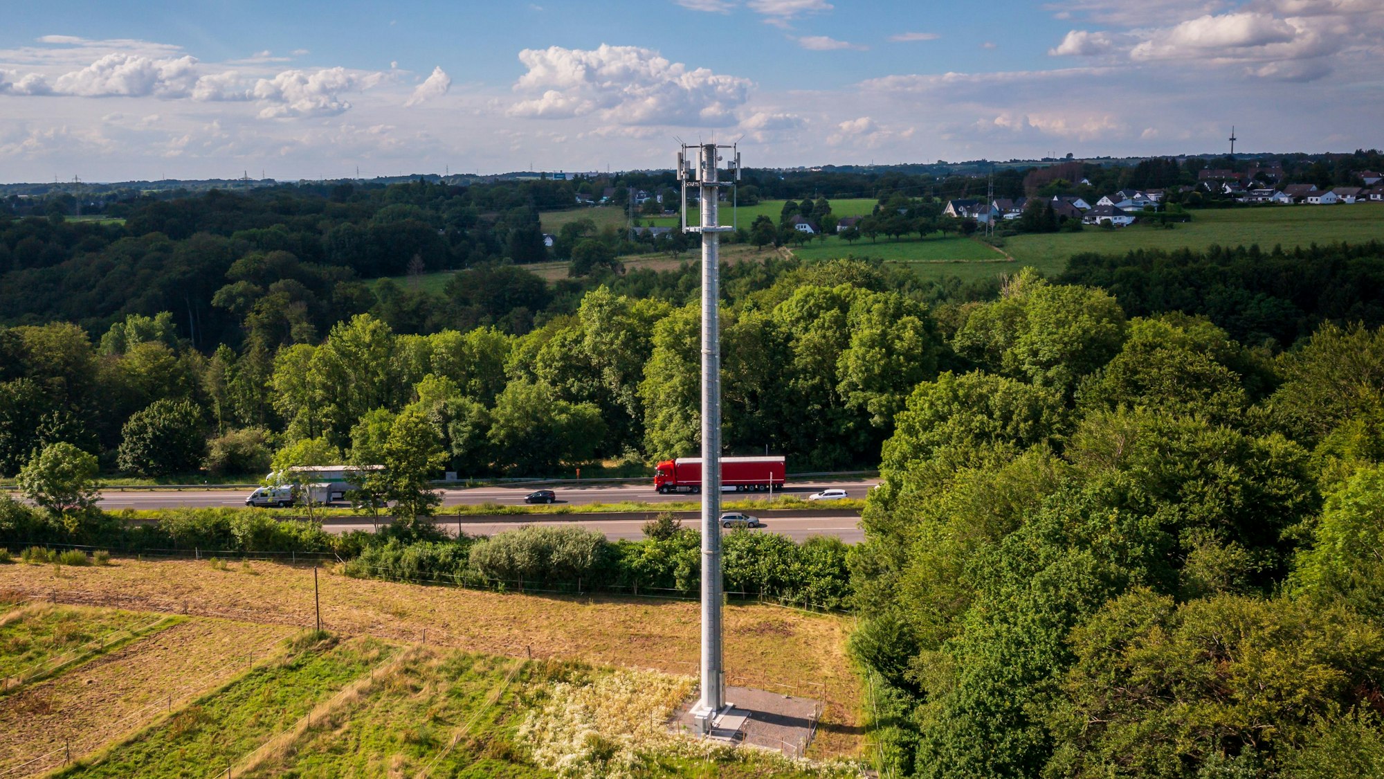 Der Mobilfunkmast neben der A1 bei Burscheid