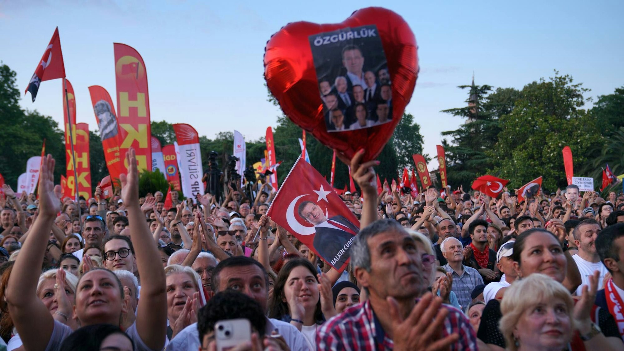 Zehntausende auf der Straße: Unterstützer des ohne Anklage inhaftierten Bürgermeisters Ekrem İmamoğlu in Istanbul. /