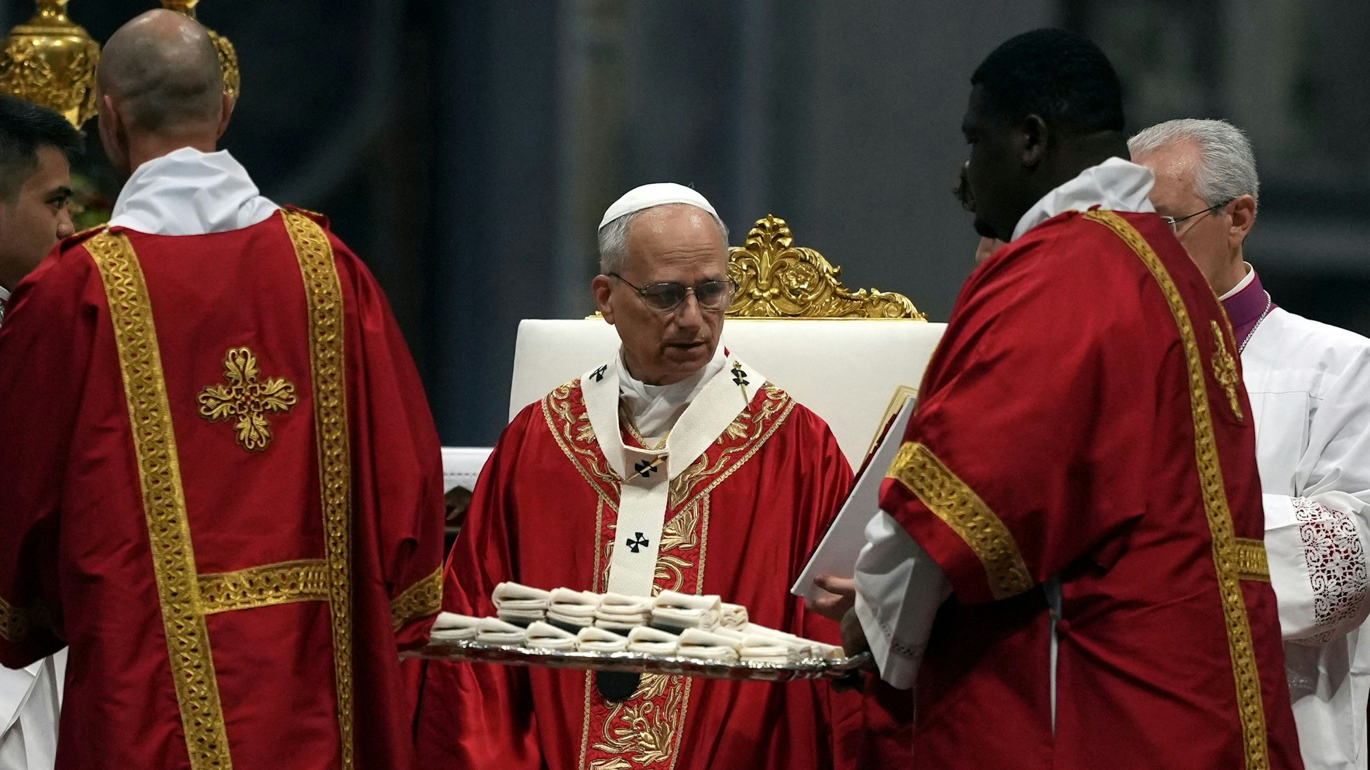 Papst Leo XIV. feiert eine Messe im Petersdom im Vatikan, wo er die Pallien (Bildmitte) für die neuen Erzbischöfe segnet.