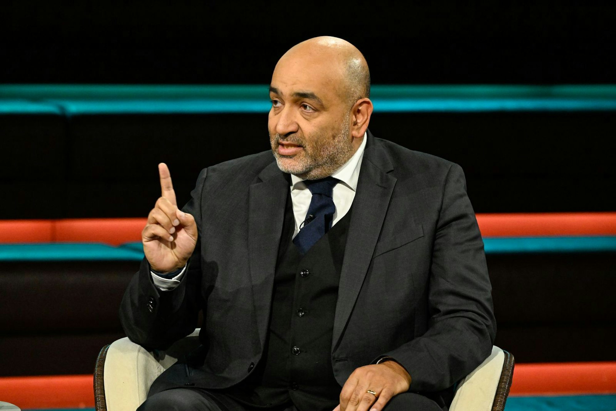 „Wir verlieren einfach eine leichte, verständliche Sprache, weil wir halt einfach so verkantet reden“, räumte Ex-Grünen-Chef Omid Nouripour ein. (Bild: ZDF / Markus Hertrich)