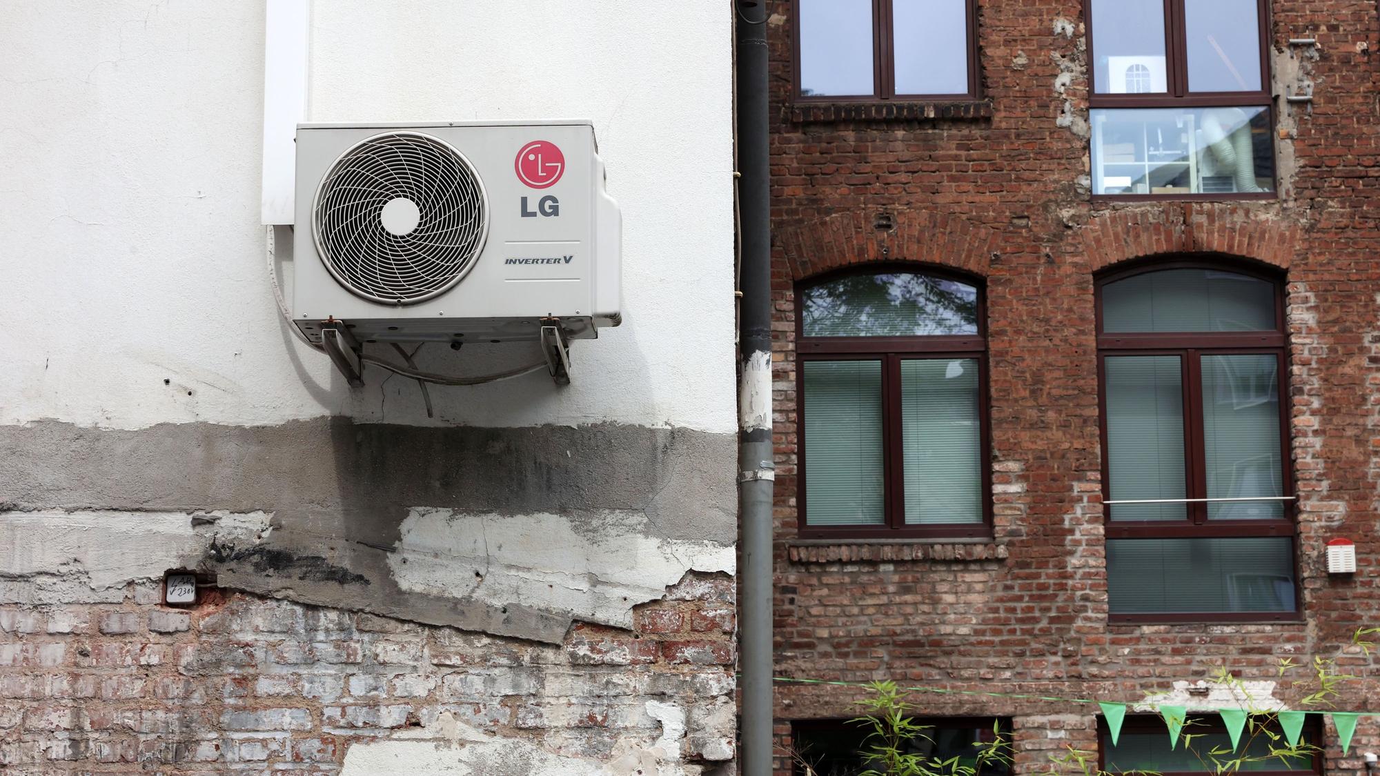 Klima-Anlage an einer Hauswand in Köln-Nippes