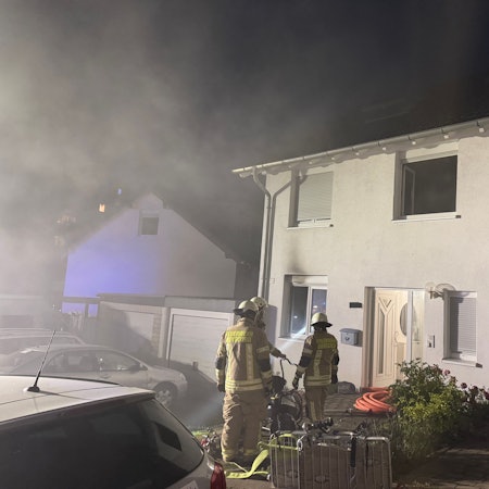 Bei einem Gebäudebrand verletzte sich ein Bewohner, als er eigene Löschversuche unternahm