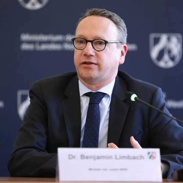 Minister Benjamin Limbach, Minister der Justiz von Nordrhein-Westfalen, spricht bei einer Pressekonferenz in Düsseldorf.