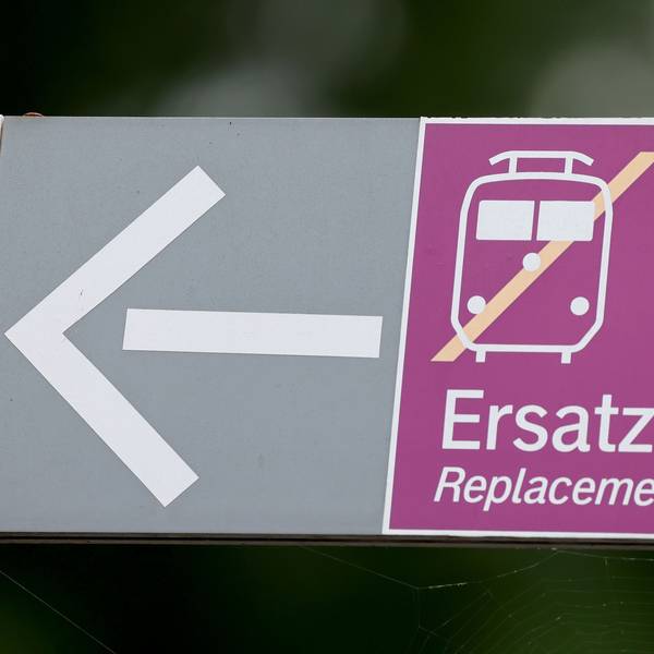 Ein Hinweisschild für Schienenersatzverkehr hängt am Bahnhof in Rösrath.