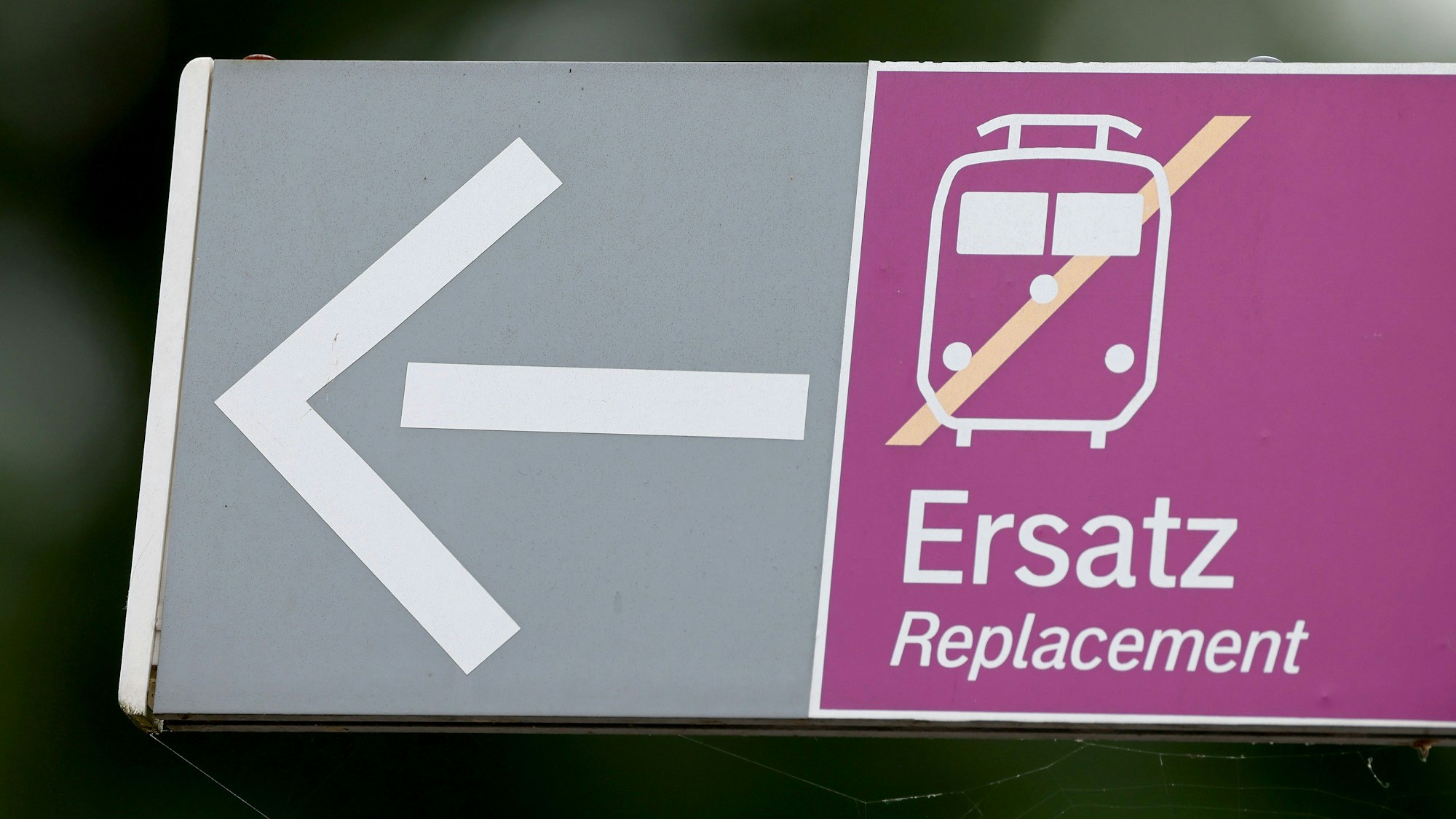 Ein Hinweisschild für Schienenersatzverkehr hängt am Bahnhof in Rösrath