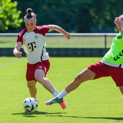 Trainingsauftakt, 1. FC Köln Frauen 01.07.2025 Marina Hegering 1. FC Köln, 33, Julia Schiffarth 1. FC Köln, 22 beim Trainigsauftakt der 1. FC Köln Frauen am 01.07.2025 am Geißbockheim in Köln *** Training kick-off, 1 FC Köln Women 01 07 2025 Marina Hegering 1 FC Köln, 33 , Julia Schiffarth 1 FC Köln, 22 at the training kick-off of the 1 FC Köln Women on 01 07 2025 at the Geißbockheim in Cologne Copyright: xBEAUTIFULxSPORTS/Meuselx