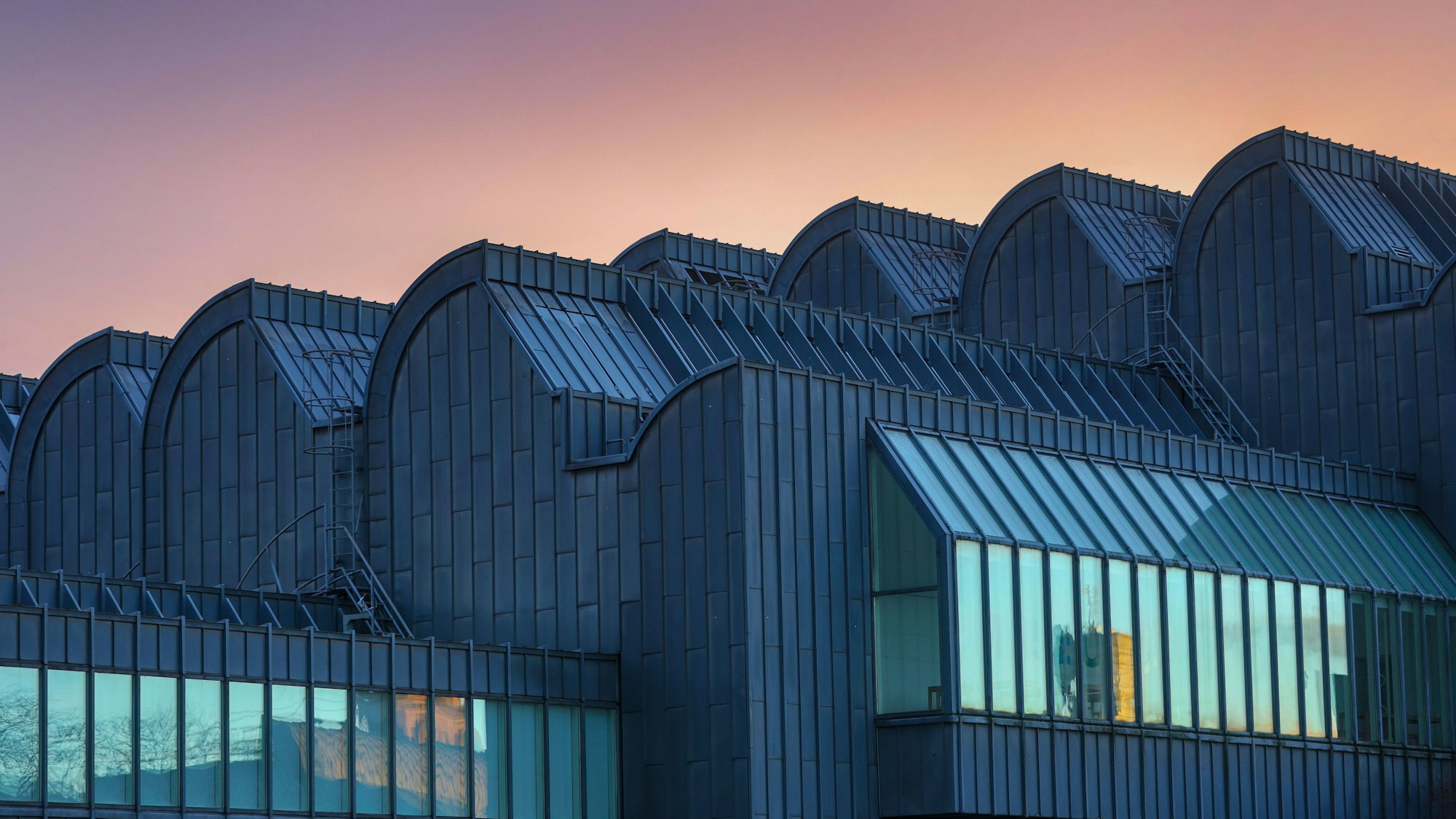 Das Kölner Museum Ludwig im Sonnenuntergang