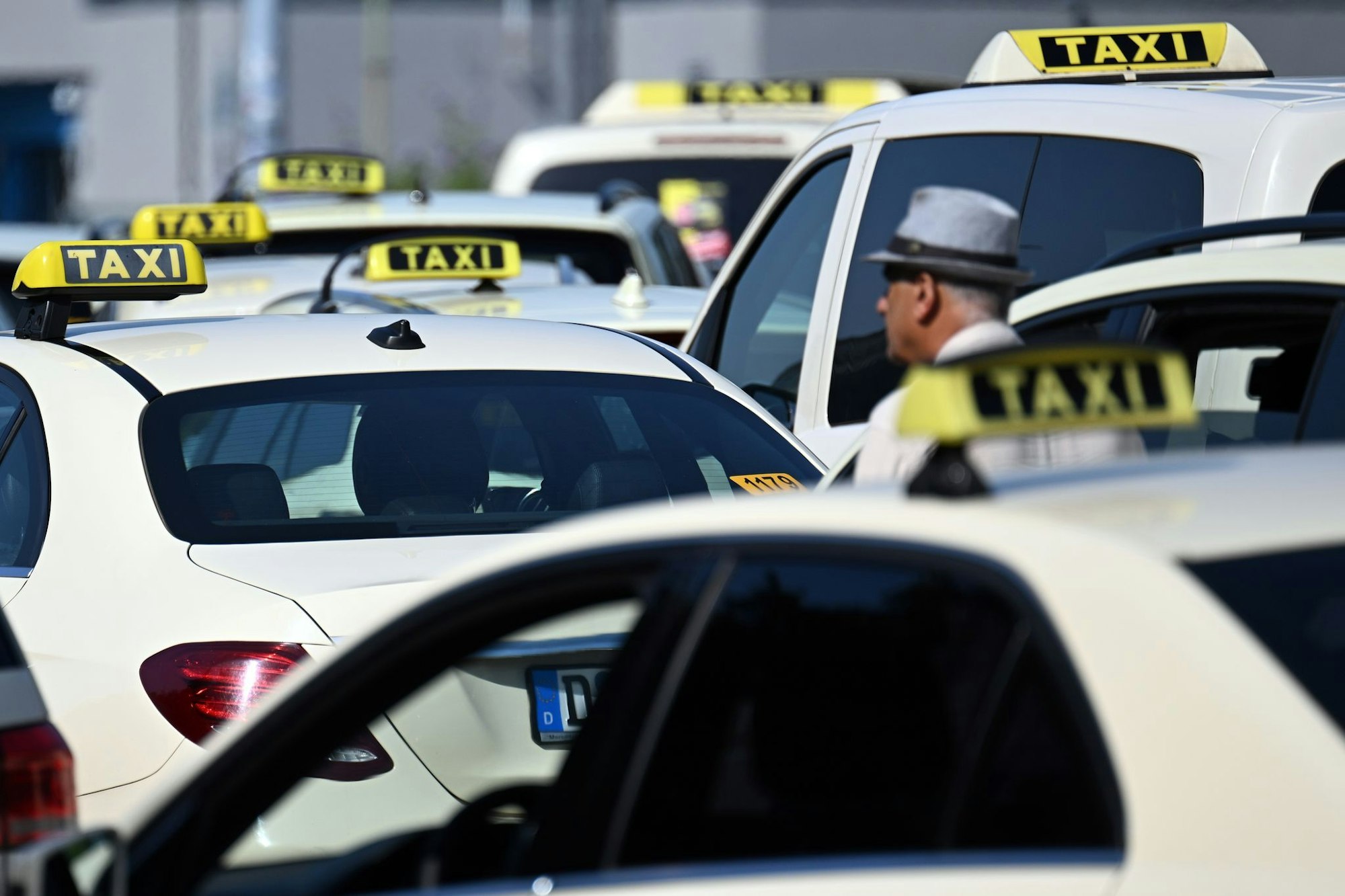 Die Branche sieht in Mietwagenplattformen wie Uber und Bolt einen unfairen Wettbewerb, weil deren Preise nicht behördlich reguliert werden.