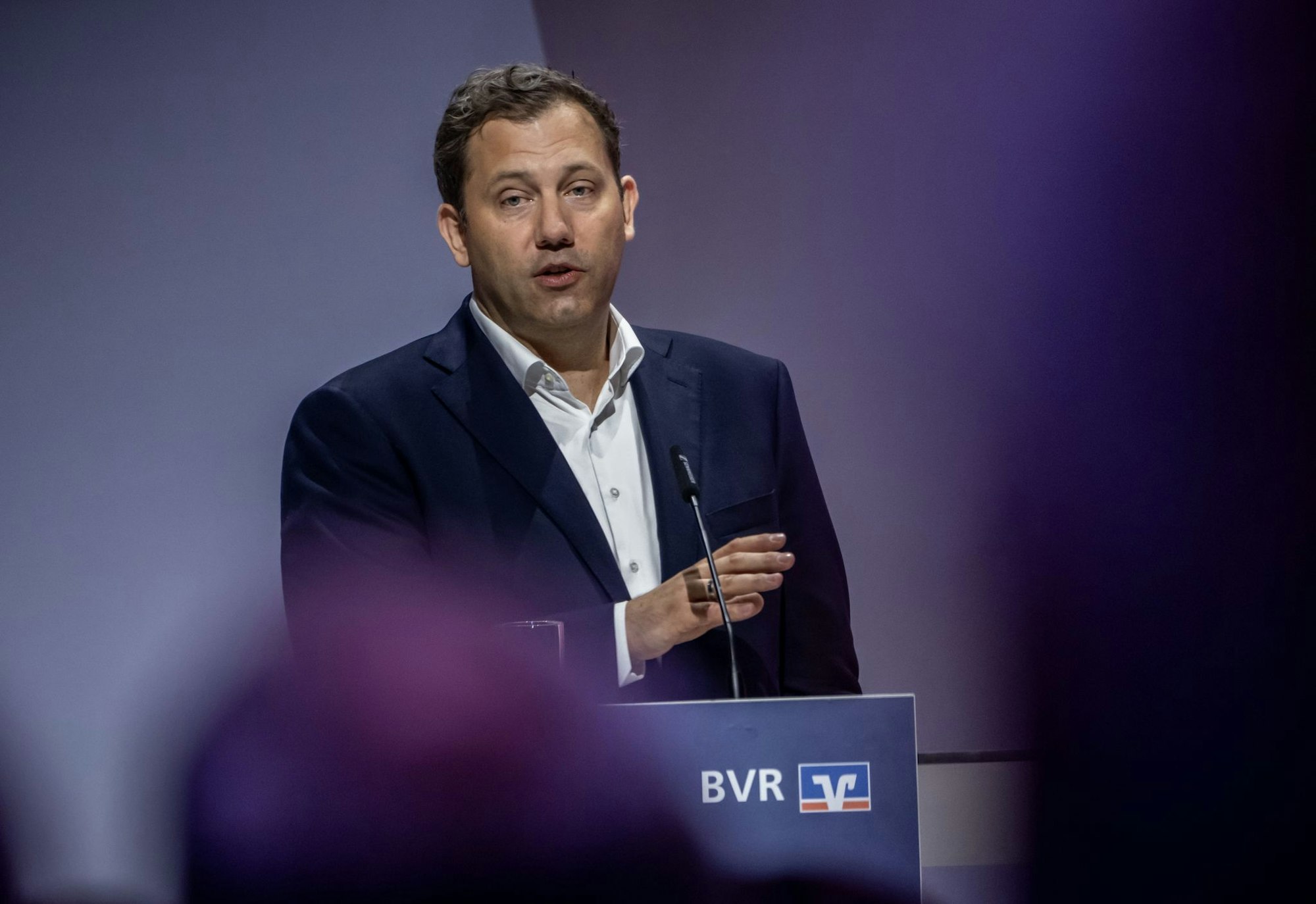Finanzminister Klingbeil stellt eine Stromsteuersenkung zu einem späteren Zeitpunkt in Aussicht.