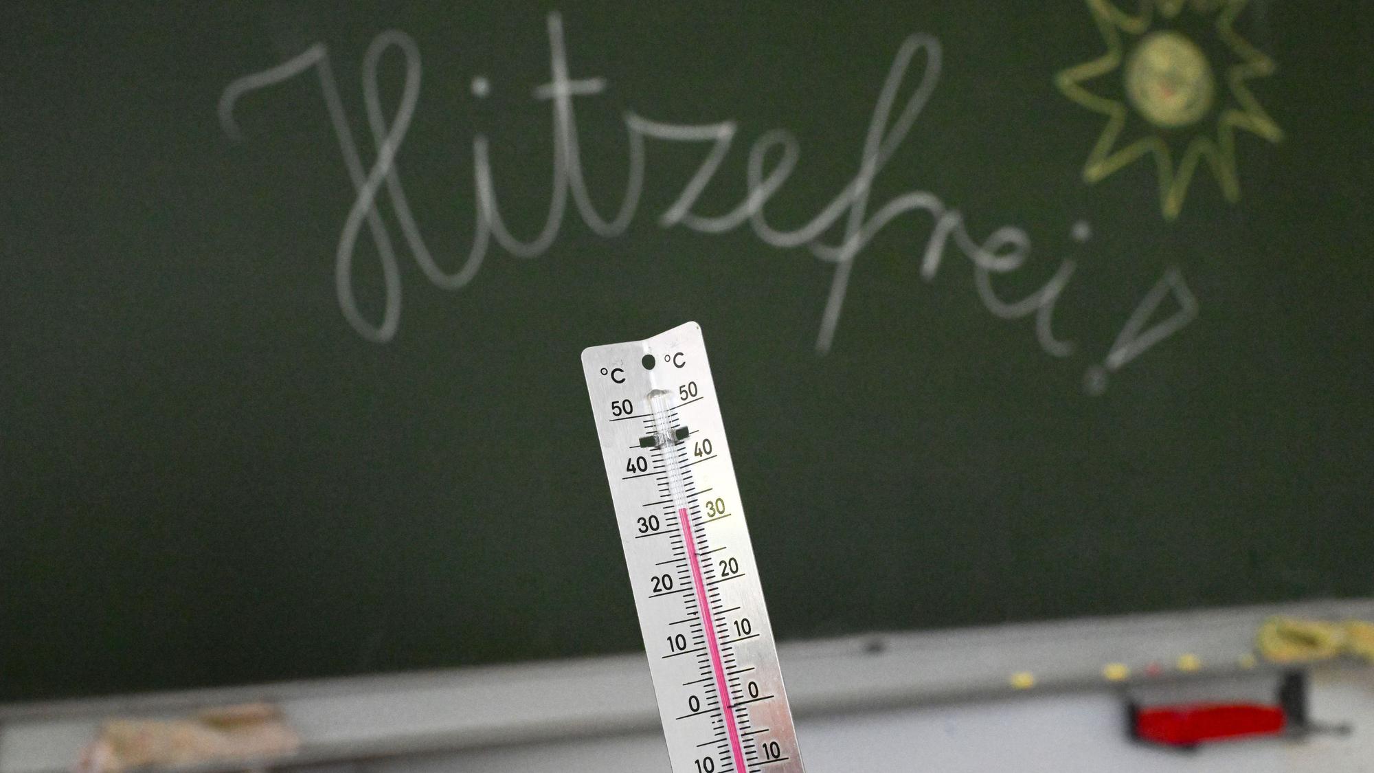 33 Grad werden auf einem Thermometer in einem Klassenzimmer angezeigt.